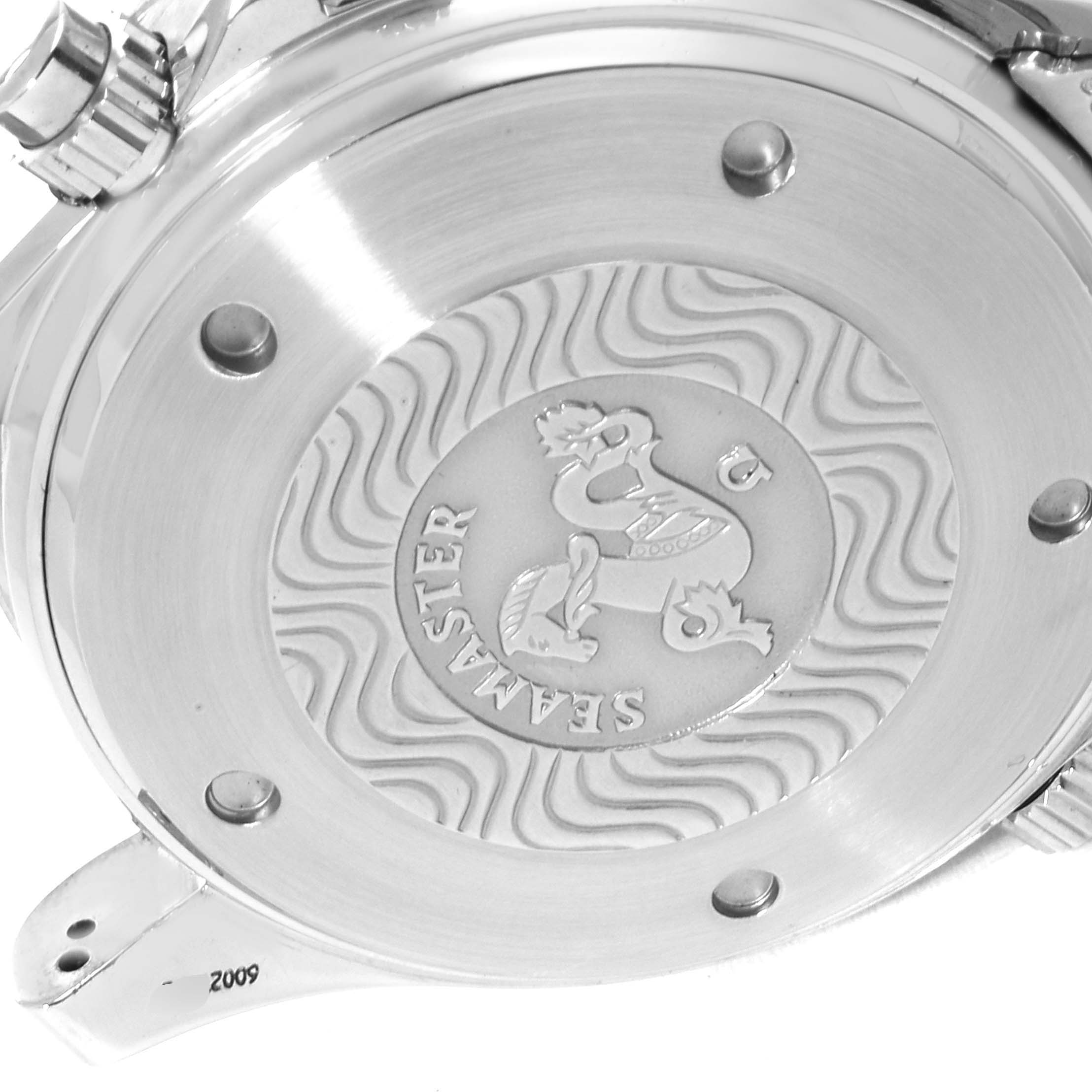 This image shows the caseback of an Omega Seamaster 2599.80.00 Men
s Stainless Steel Blue Dial 2599.80.00 Men
s Stainless Steel Blue Dial watch, highlighting its engraved logo and detailing.