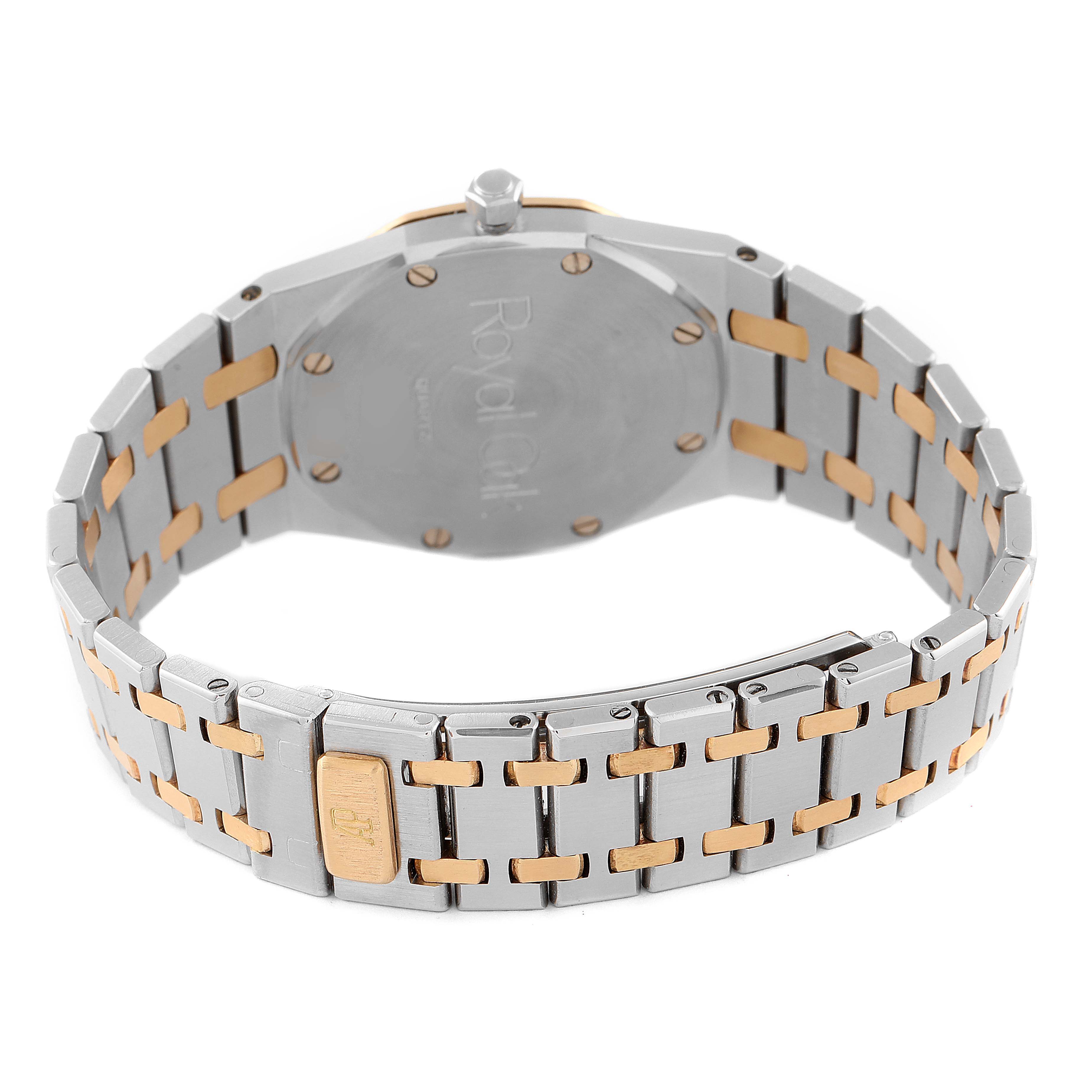 This image shows the back of the case and the bracelet of a Royal Oak model by Audemars Piguet.