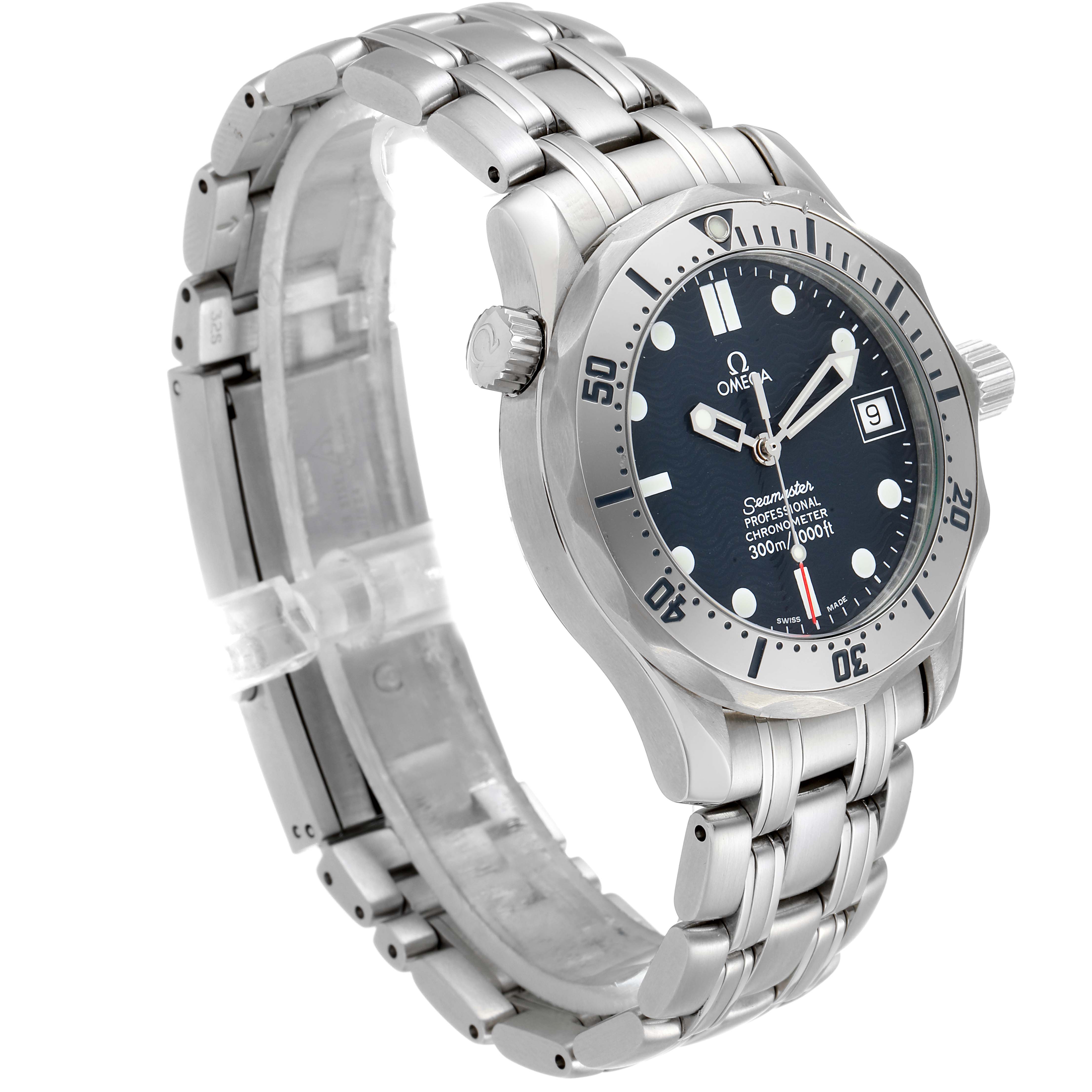 The image shows an angled view of an Omega Seamaster 2552.80.00 Men
s Stainless Steel Blue Dial 2552.80.00 Men
s Stainless Steel Blue Dial watch, highlighting the face, bezel, crown, and metal bracelet.