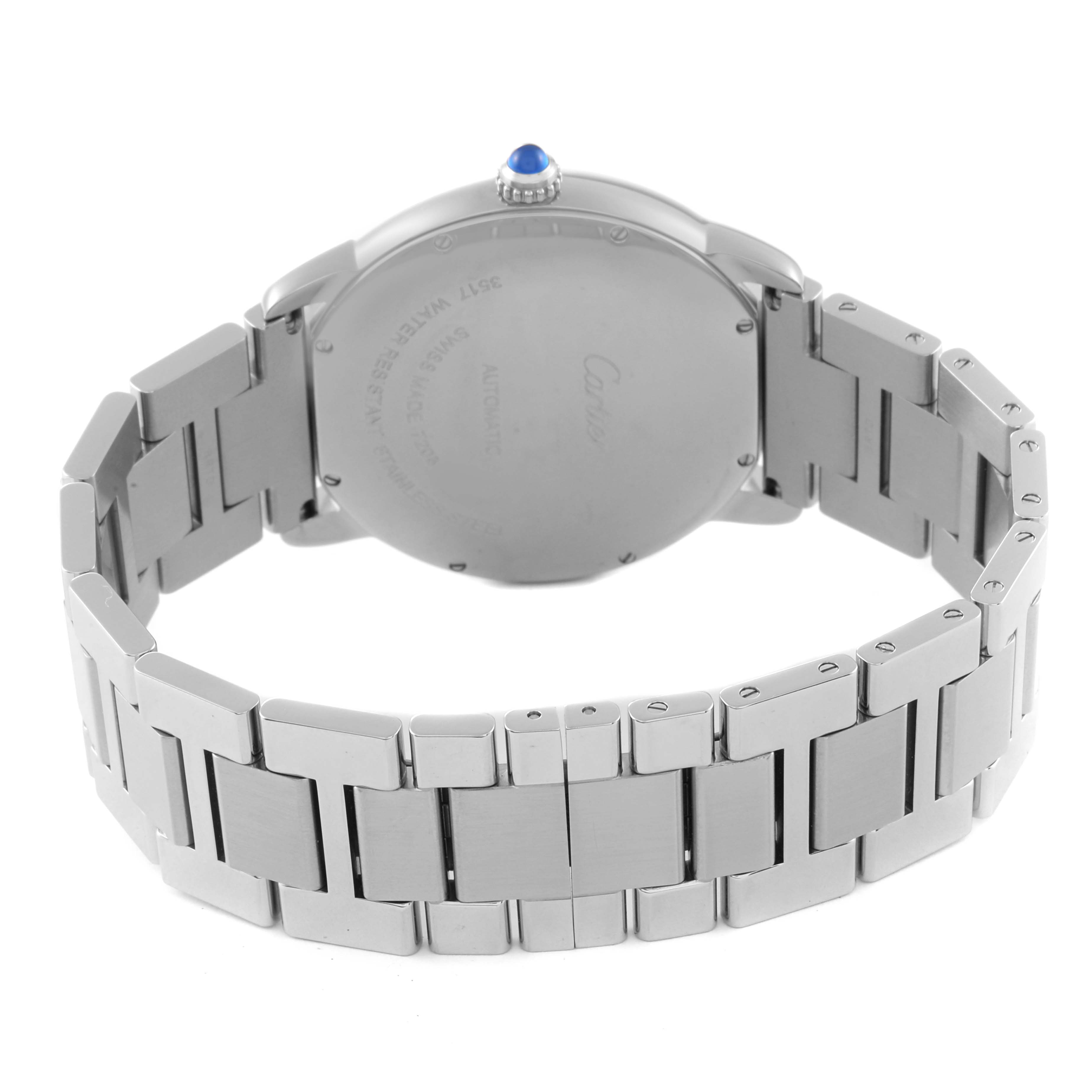 This image shows the back case and bracelet of the Ronde model by Cartier, highlighting its metal links and clasp.