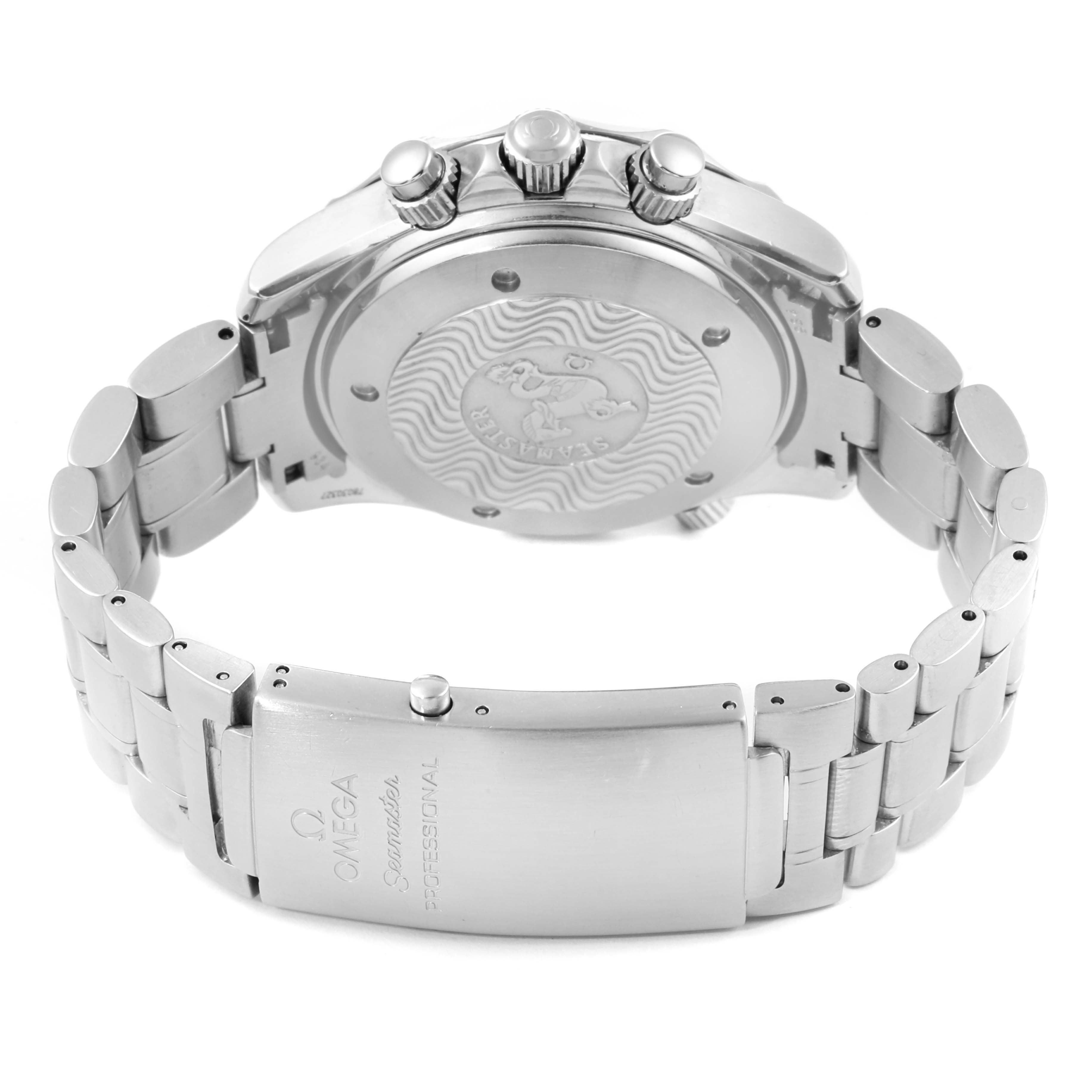 This image shows the back and clasp of the Omega Seamaster 2594.50.00 Men
s Stainless Steel Black Dial 2594.50.00 Men
s Stainless Steel Black Dial watch, highlighting the engraved case back and bracelet.