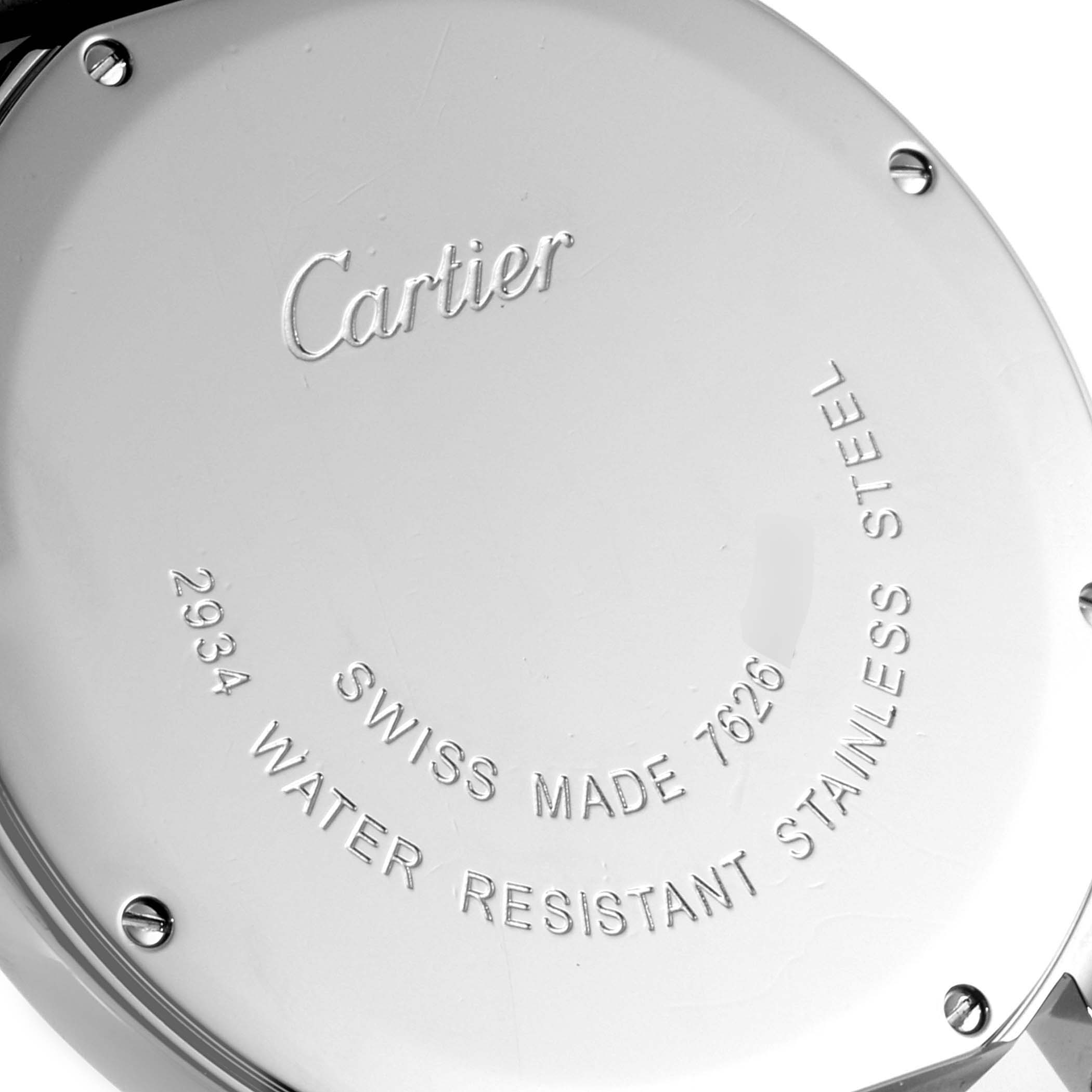 The image shows the back casing of a Ronde model by Cartier, highlighting the brand
s engraving and other specifications.
