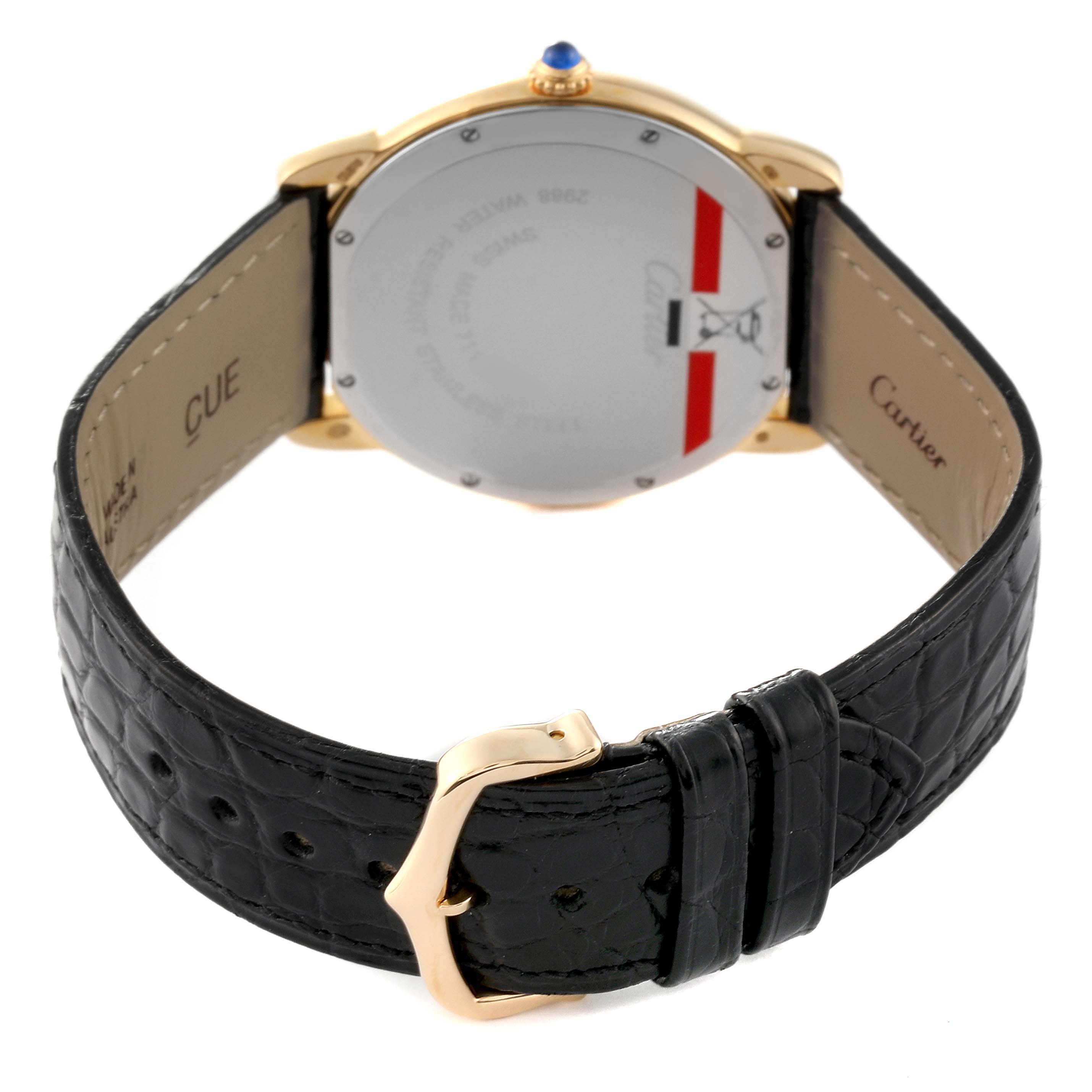 This image shows the back and buckle of the Cartier Ronde W6700455 Men
s Yellow Gold Silver Dial W6700455 Men
s Yellow Gold Silver Dial watch, highlighting the leather strap and case back details.