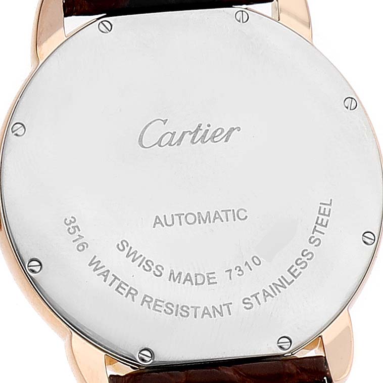 The image shows the back case of a Cartier Ronde W6701009 Men's Rose Gold Silver Dial watch, highlighting its inscriptions and screws.