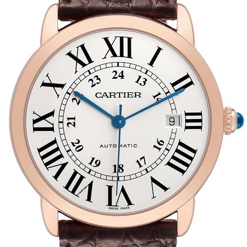 The Cartier Ronde W6701009 Men's Rose Gold Silver Dial watch is shown from the front, highlighting the dial, Roman numerals, and the date window.