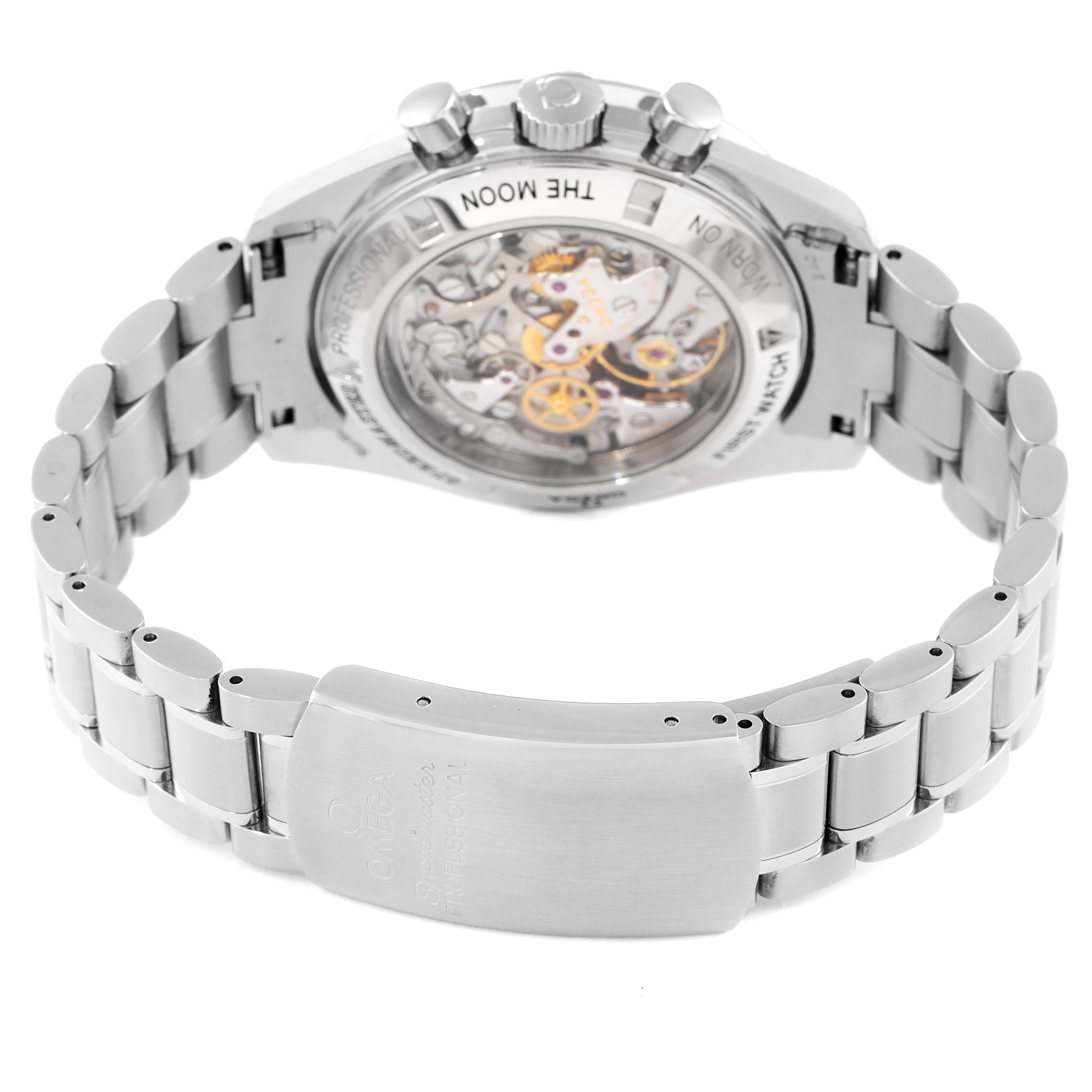 This image shows the back and bracelet of an Omega Speedmaster 3572.50.00 Men
s Stainless Steel Black Dial 3572.50.00 Men
s Stainless Steel Black Dial watch, displaying its internal mechanism and clasp.