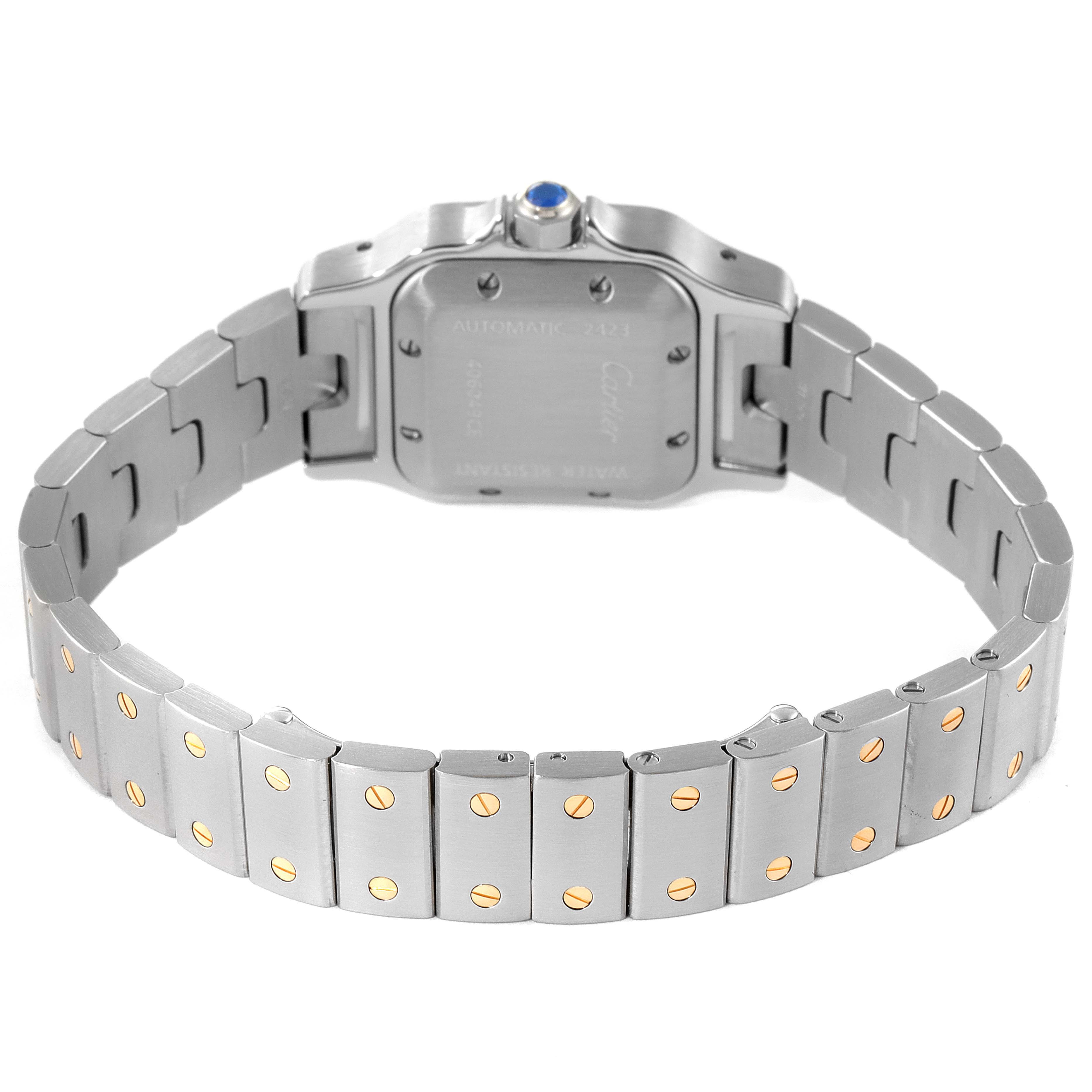 The image shows the back and the bracelet of the Santos model watch by Cartier, highlighting the clasp and screws.
