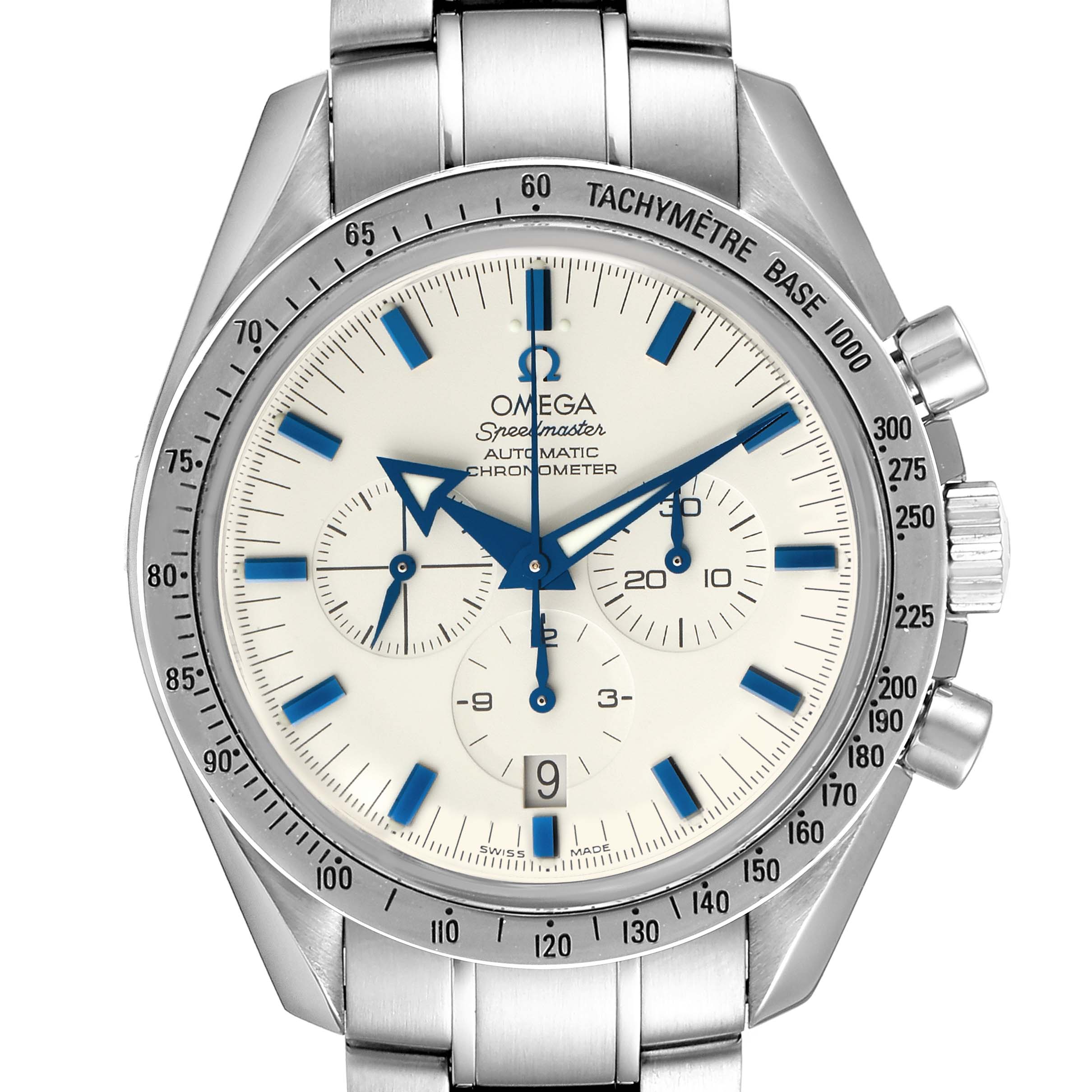The image shows a front view of the Omega Speedmaster 3551.20.00 Men's Stainless Steel White Dial 3551.20.00 Men's Stainless Steel White Dial watch displaying the dial, chronograph sub-dials, tachymeter bezel, and bracelet.