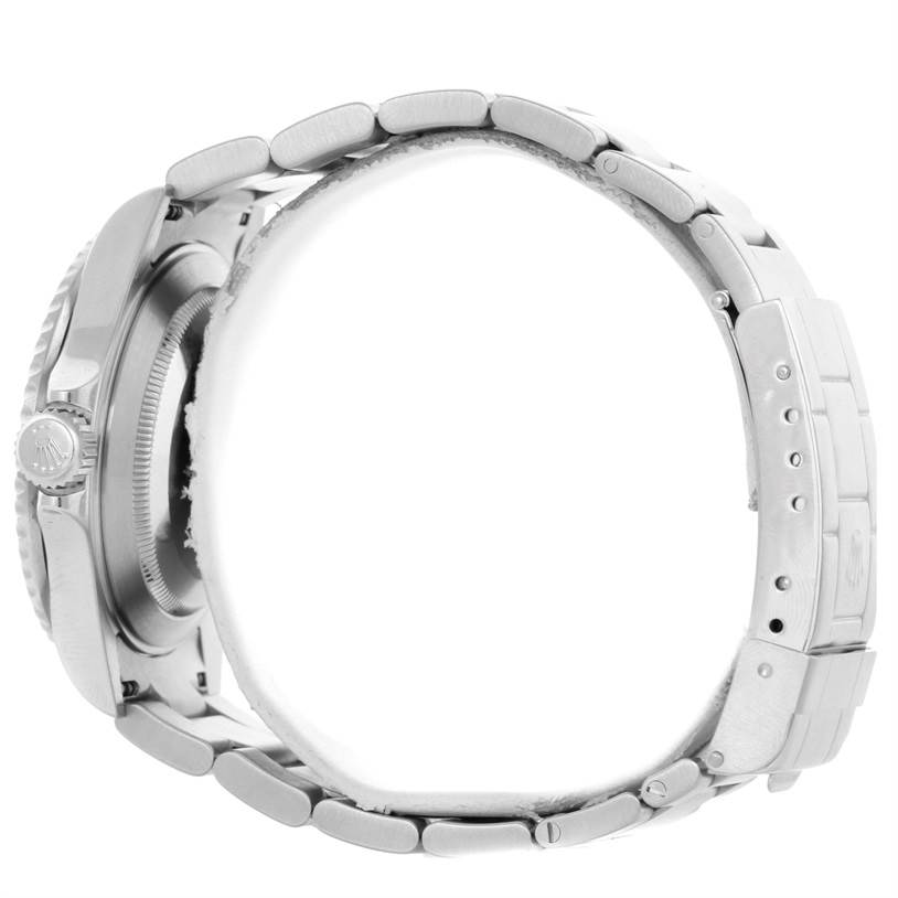 This side angle view of the Rolex Submariner 16610 Men
s Stainless Steel Black Dial 16610 Men
s Stainless Steel Black Dial watch shows the bracelet, clasp, and crown.