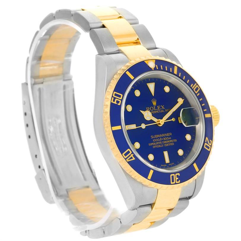 The image shows a side view of the Rolex Submariner 16613 Men's Steel and Gold (two tone) Blue Dial 16613 Men's Steel and Gold (two tone) Blue Dial with a steel and gold bracelet and blue dial.