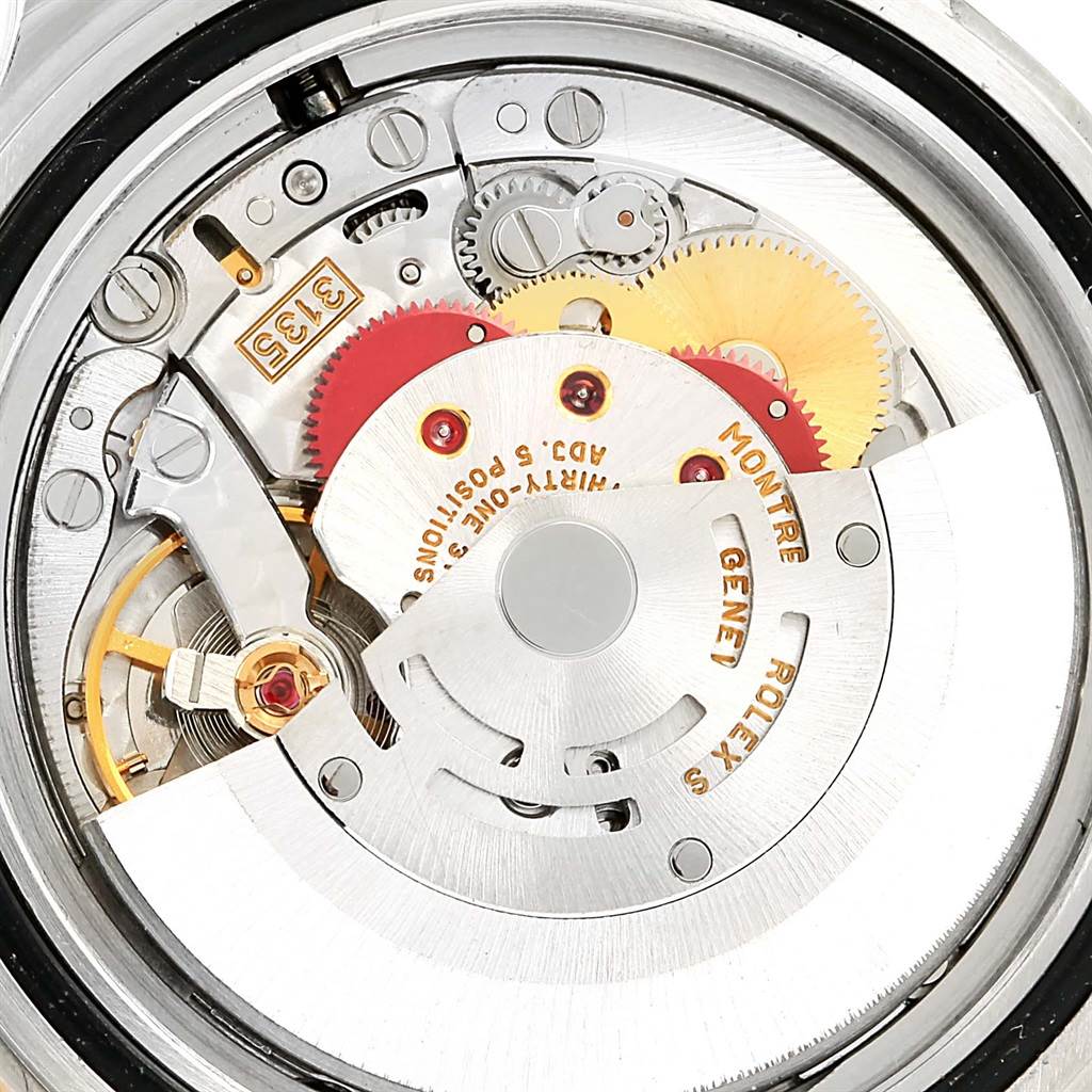 This is a close-up of the Rolex Submariner 16613 Men
s Steel and Gold (two tone) Grey Dial 16613 Men
s Steel and Gold (two tone) Grey Dial
s movement, showing its intricate gears and components.