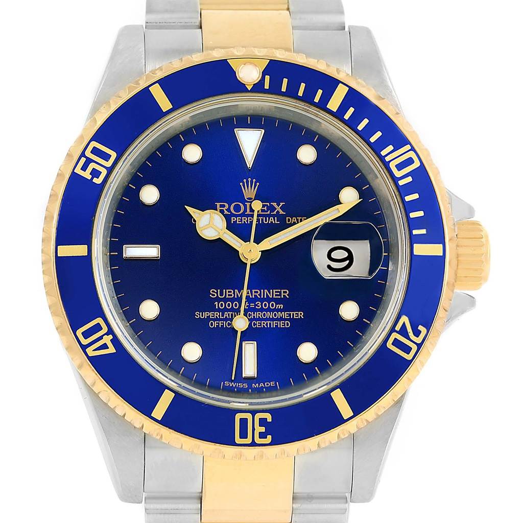 This is a front view of a Rolex Submariner 16613 Men
s Steel and Gold (two tone) Blue Dial 16613 Men
s Steel and Gold (two tone) Blue Dial watch showcasing its blue dial, date window, and two-tone gold and silver bracelet.