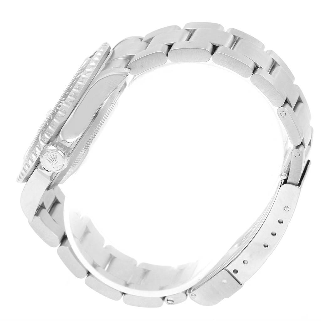 This side profile of the Rolex Submariner 16610 Men
s Stainless Steel Black Dial 16610 Men
s Stainless Steel Black Dial watch shows the bracelet and crown details.