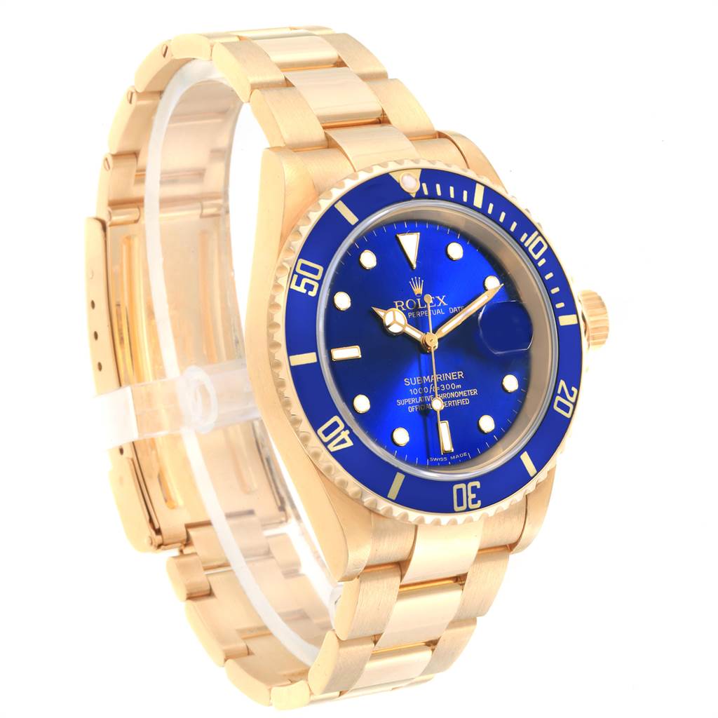 This image shows a side view of a Rolex Submariner 16618 Men
s Yellow Gold Blue Dial 16618 Men
s Yellow Gold Blue Dial watch, highlighting its blue dial, bezel, and gold bracelet.