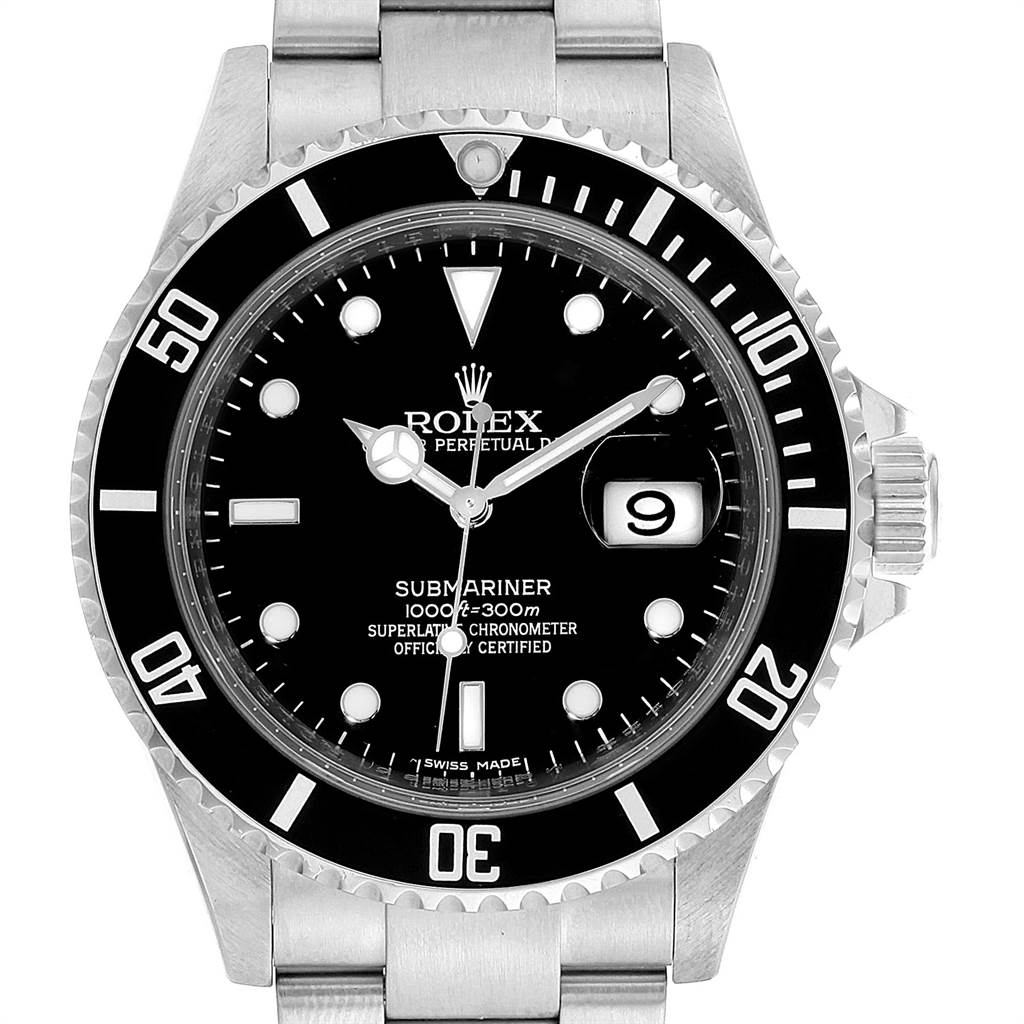 This image shows a front view of the Rolex Submariner 16610 Men
s Stainless Steel Black Dial 16610 Men
s Stainless Steel Black Dial watch, highlighting its black dial, metal bracelet, and bezel.