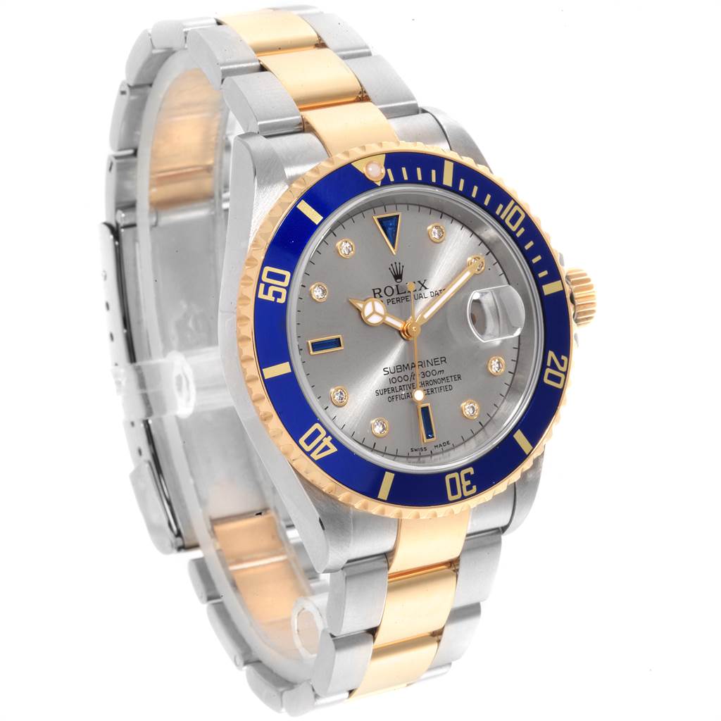 The image shows a side angle of the Rolex Submariner 16613 Men
s Steel and Gold (two tone) Grey Dial 16613 Men
s Steel and Gold (two tone) Grey Dial watch, highlighting its blue and gold bezel, dial, and two-tone bracelet.