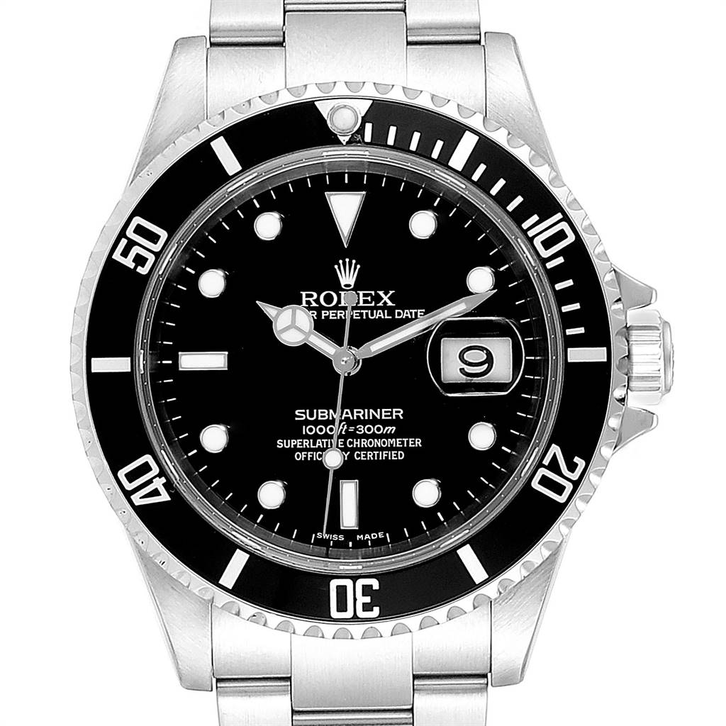 This is a front view of a Rolex Submariner 16610 Men
s Stainless Steel Black Dial 16610 Men
s Stainless Steel Black Dial watch showing its black dial, bezel, casing, and metal bracelet.
