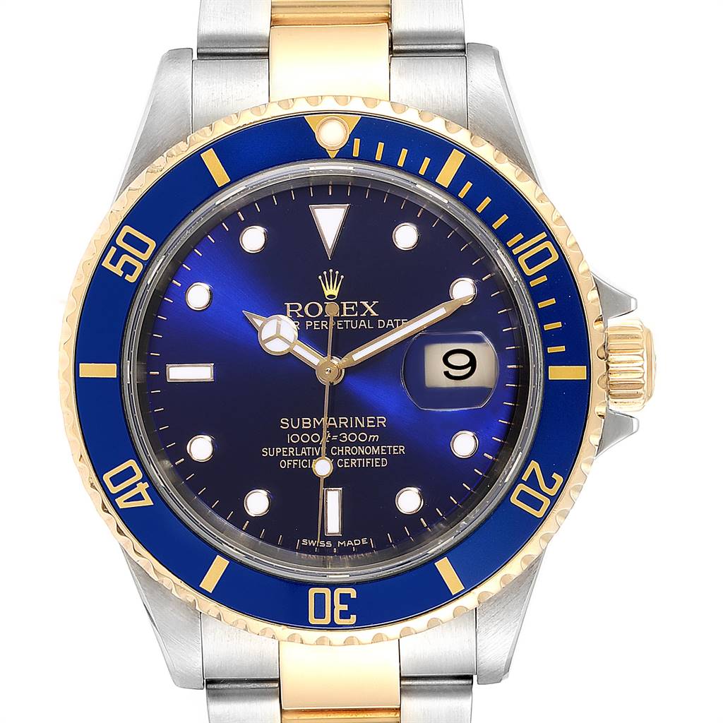 This image shows a front view of a Rolex Submariner 16613 Men
s Steel and Gold (two tone) Blue Dial 16613 Men
s Steel and Gold (two tone) Blue Dial watch, highlighting its blue dial and bezel, date window, and two-tone bracelet.