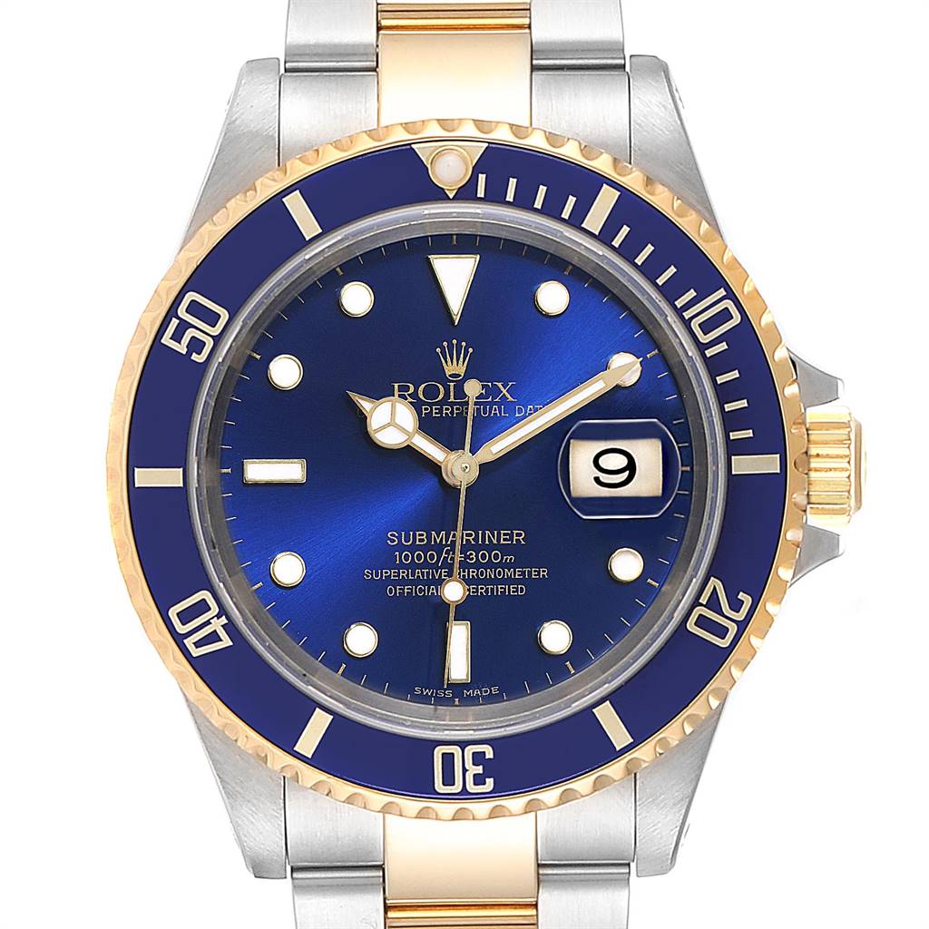 The image shows a front view of the Rolex Submariner 16613 Men
s Steel and Gold (two tone) Blue Dial 16613 Men
s Steel and Gold (two tone) Blue Dial watch, highlighting its blue dial, date window, and two-tone bracelet.