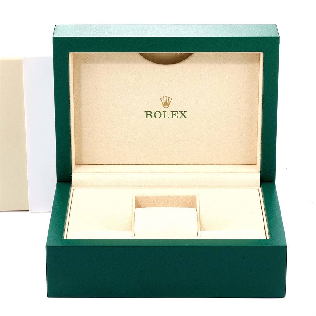 The image shows an open green and cream Rolex box without the Submariner watch.