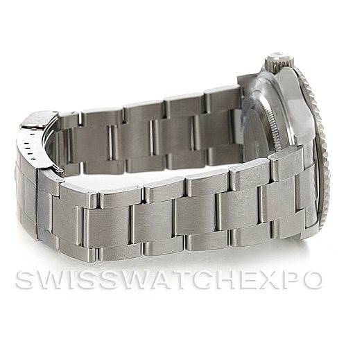 This image shows the metal bracelet and partially the side profile of the case of the Ballon Bleu model by Cartier.