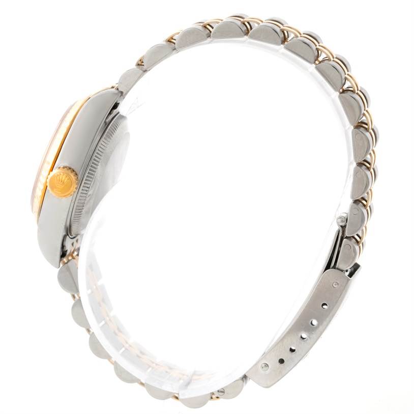 This side view of the Rolex Datejust 69173 Women
s Stainless Steel White Dial 69173 Women
s Stainless Steel White Dial model showcases its crown and part of its bracelet band.