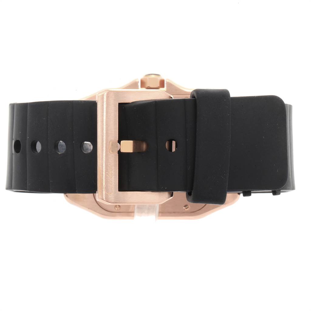 This image shows the back view of a Cartier Santos W20124U2 Men
s Rose Gold Black Dial W20124U2 Men
s Rose Gold Black Dial watch, highlighting the clasp and black rubber strap.