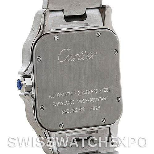 The image shows the case back of a Santos model by Cartier, featuring the brand
s engraving and details of the stainless steel case.