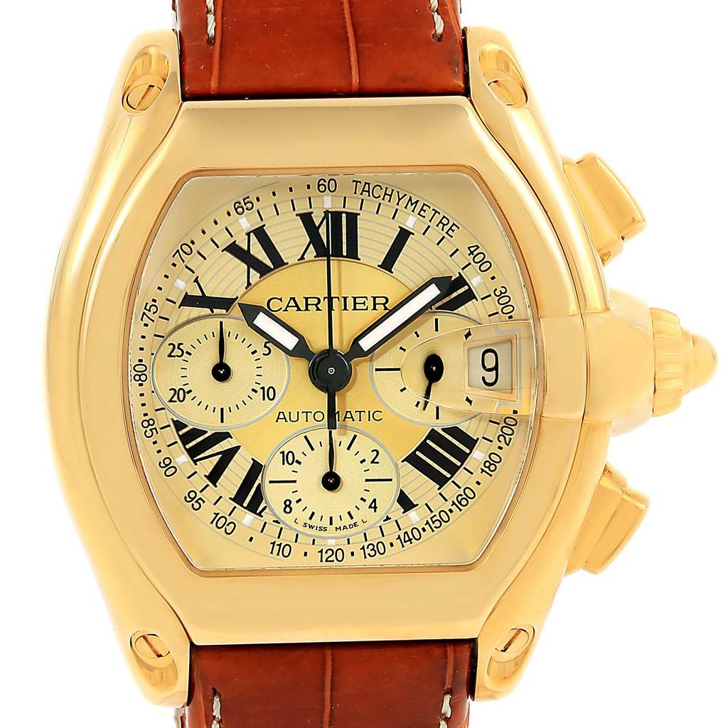 This image shows the face of the Cartier Roadster W62021Y3 Men
s Yellow Gold Champagne Dial W62021Y3 Men
s Yellow Gold Champagne Dial watch with a brown leather strap, displaying the dial and date.