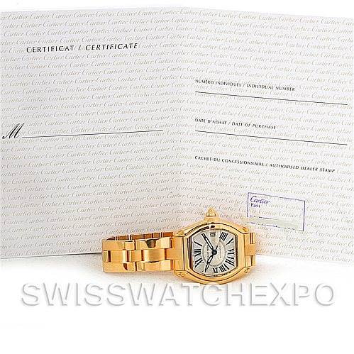 This image shows a Cartier Roadster W62005V1 Men
s Yellow Gold Silver Dial W62005V1 Men
s Yellow Gold Silver Dial watch with a gold bracelet, accompanied by its certificate of Best Quality
ity.