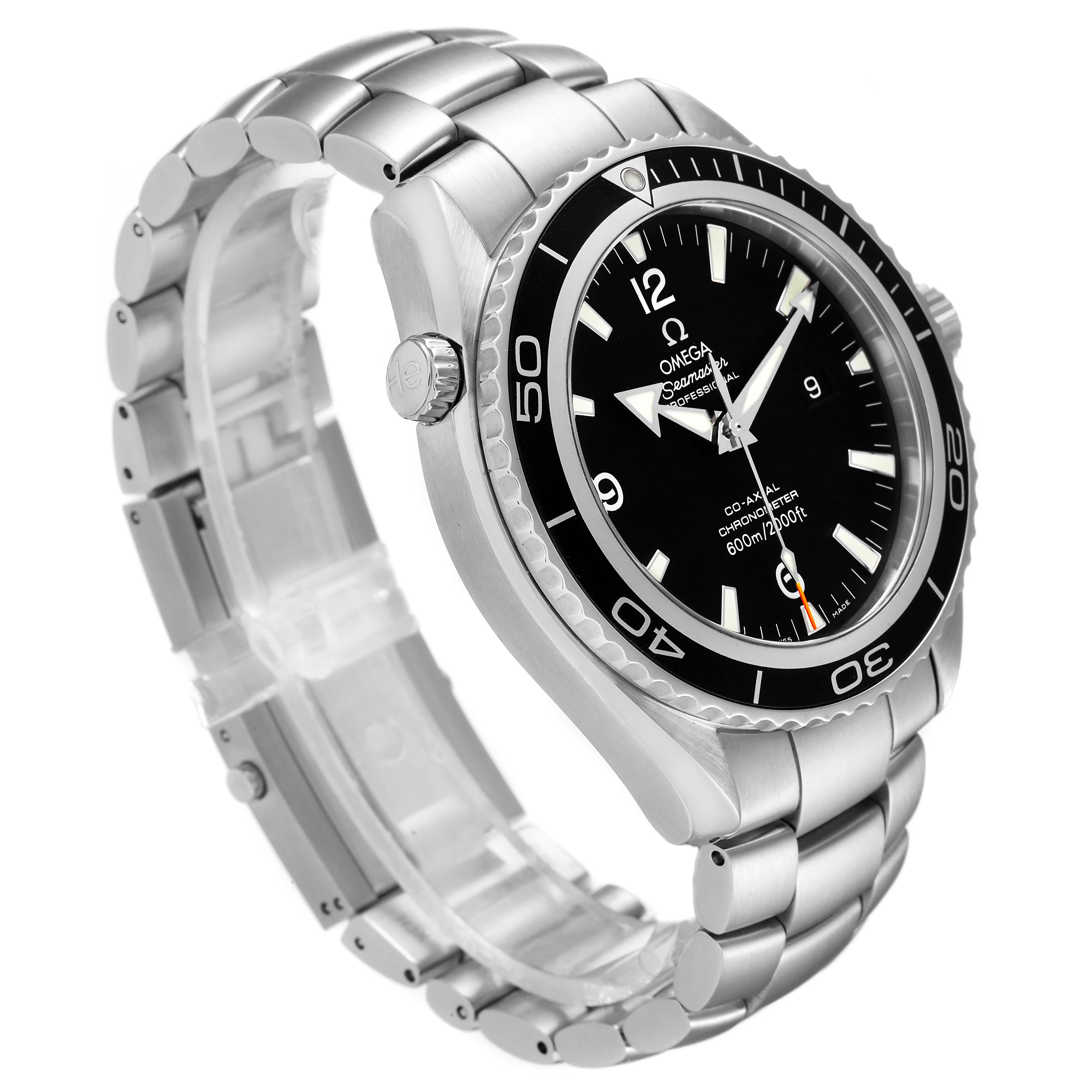 This image shows a side view of the Omega Planet Ocean 2200.50.00 Men
s Stainless Steel Black Dial 2200.50.00 Men
s Stainless Steel Black Dial watch, highlighting its stainless steel bracelet and black dial with a bezel.