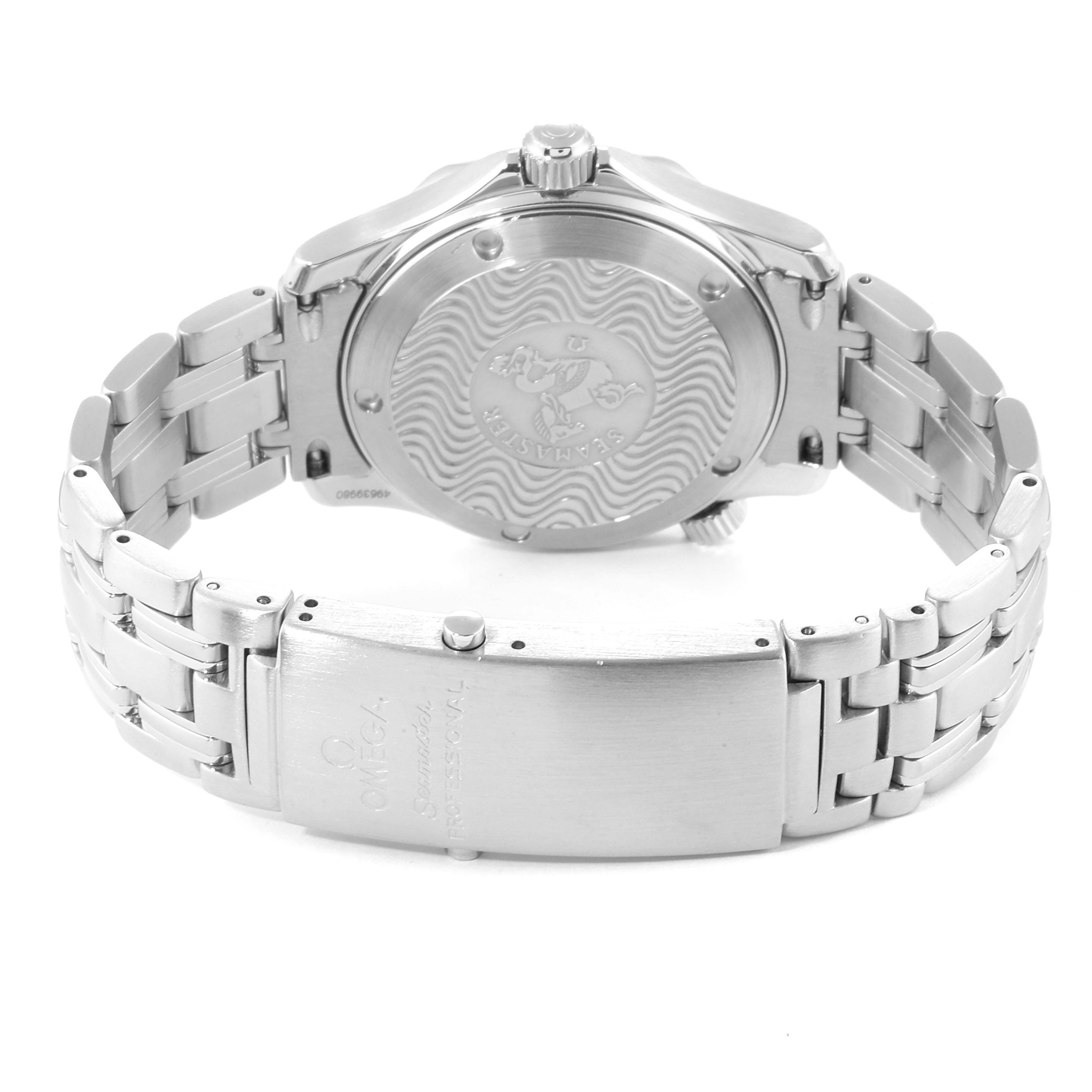 The image shows the back case and clasp of the Omega Seamaster 2552.80.00 Men
s Stainless Steel Blue Dial 2552.80.00 Men
s Stainless Steel Blue Dial watch, highlighting the engraved logo and stainless steel bracelet.