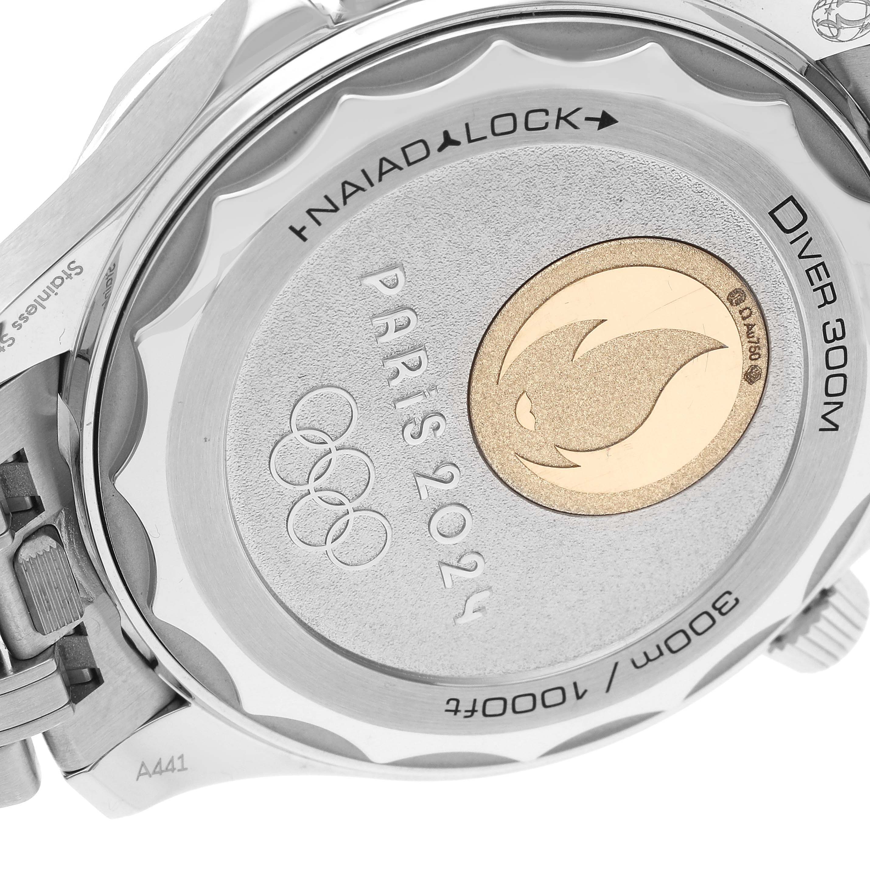 The image shows the back and some side parts of the Omega Seamaster 522.21.42.20.04.001 Men's Steel and Gold (two tone) White Dial 522.21.42.20.04.001 Men's Steel and Gold (two tone) White Dial Diver 300M watch, featuring Paris 2024 engravings.