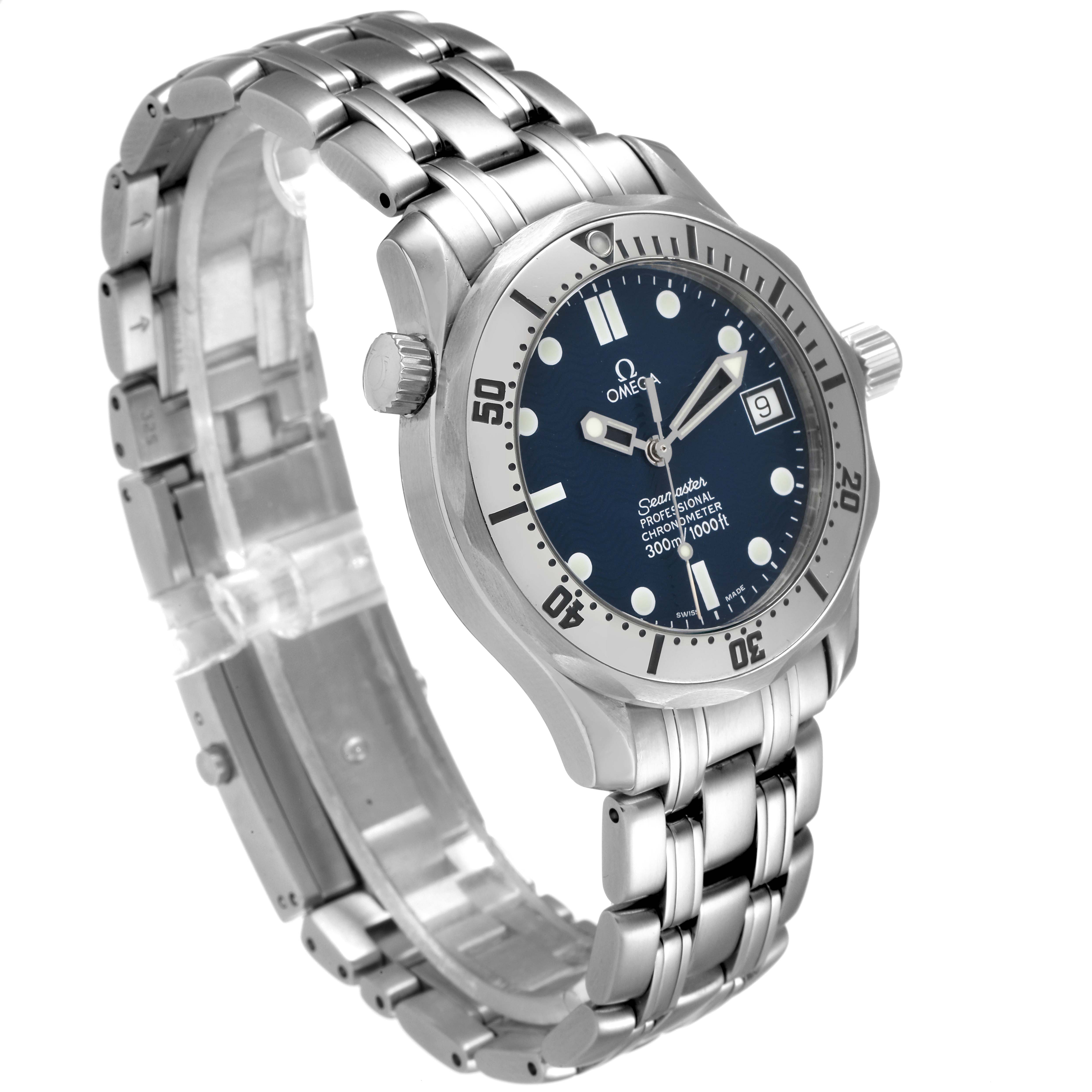 The image shows the face, bezel, crown, and stainless steel bracelet of the Omega Seamaster 2552.80.00 Men
s Stainless Steel Blue Dial 2552.80.00 Men
s Stainless Steel Blue Dial watch at an angled side view.