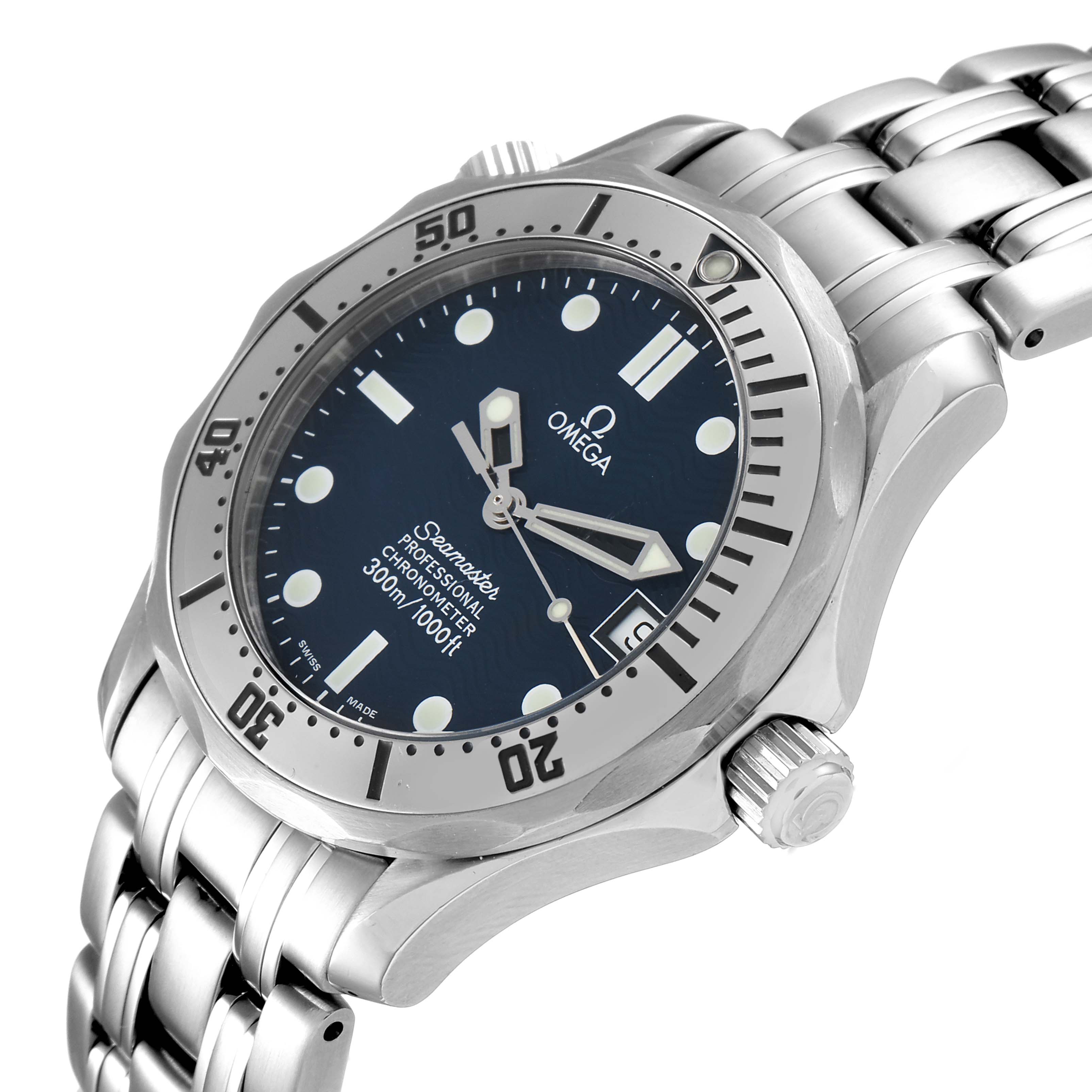 The image shows an Omega Seamaster 2552.80.00 Men
s Stainless Steel Blue Dial 2552.80.00 Men
s Stainless Steel Blue Dial watch, angled to display its face, bezel, crown, and stainless steel bracelet.