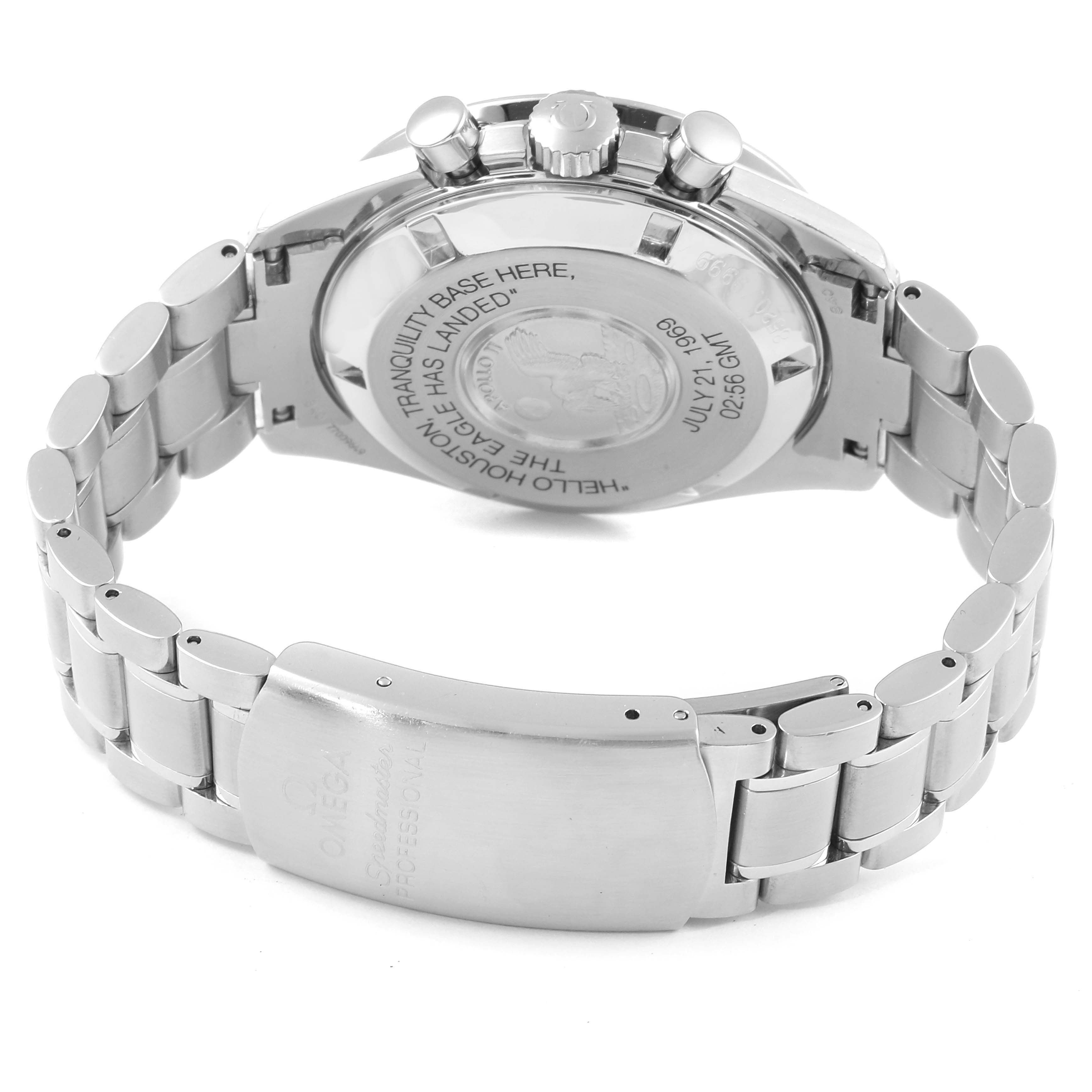 The image shows the back and clasp of an Omega Speedmaster 3560.50.00 Men
s Stainless Steel Black Dial 3560.50.00 Men
s Stainless Steel Black Dial model, highlighting its inscription and stainless steel bracelet.