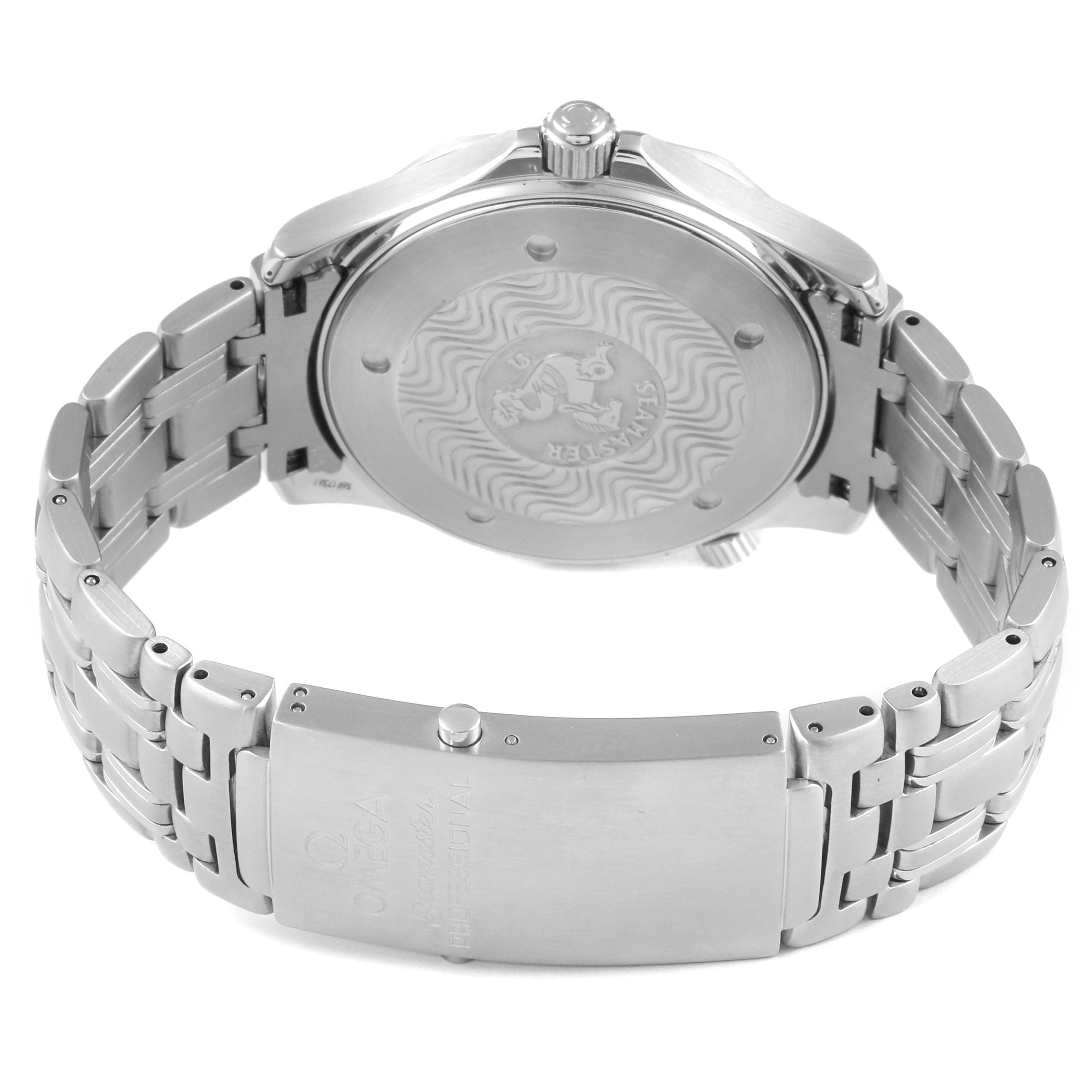 This image shows the back and clasp of the Omega Seamaster 2541.80.00 Men
s Stainless Steel Blue Dial 2541.80.00 Men
s Stainless Steel Blue Dial watch, displaying the engraved case back and stainless steel bracelet.