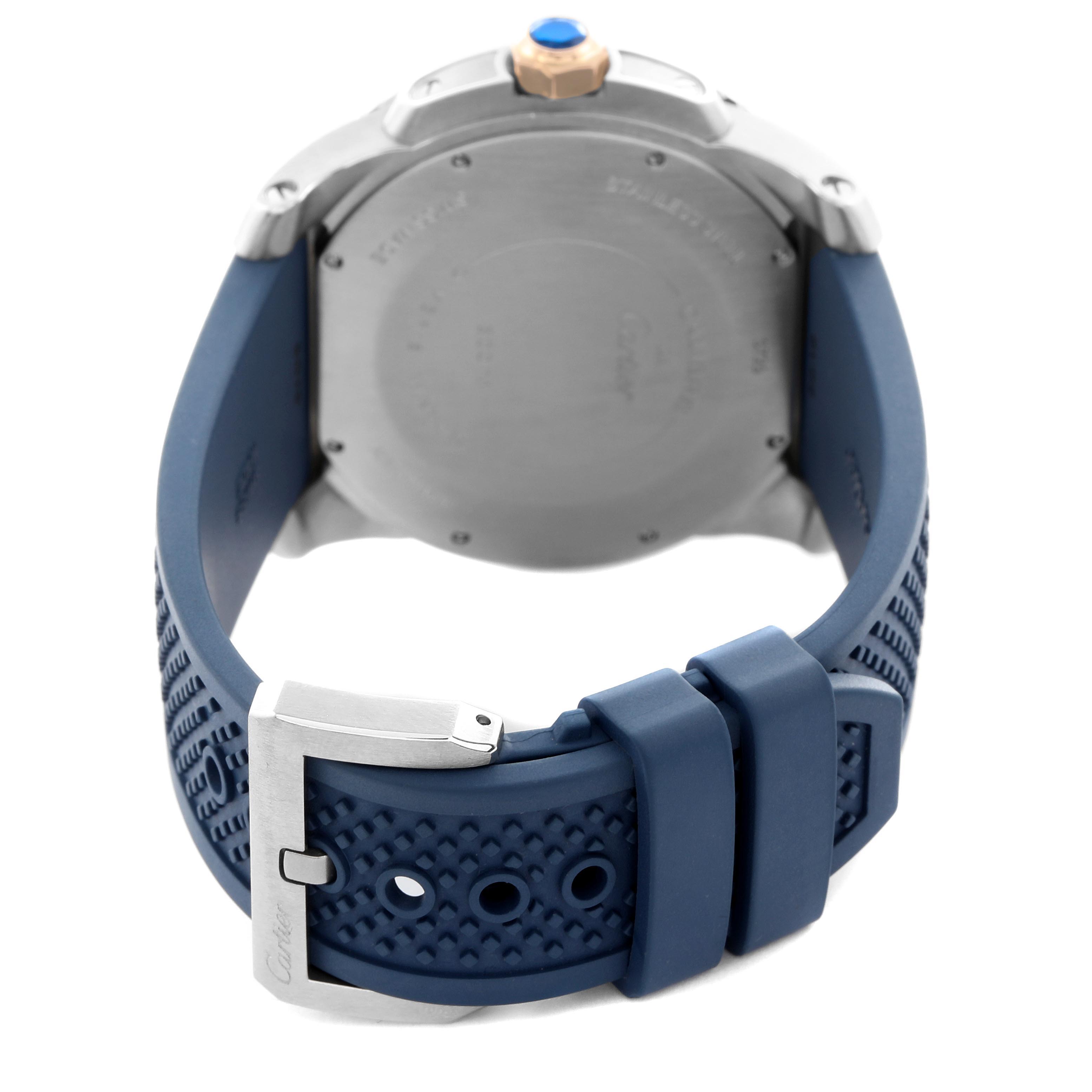 The image shows the back case and blue rubber strap of the Calibre de Cartier watch by Cartier, focusing on the buckle and clasp.