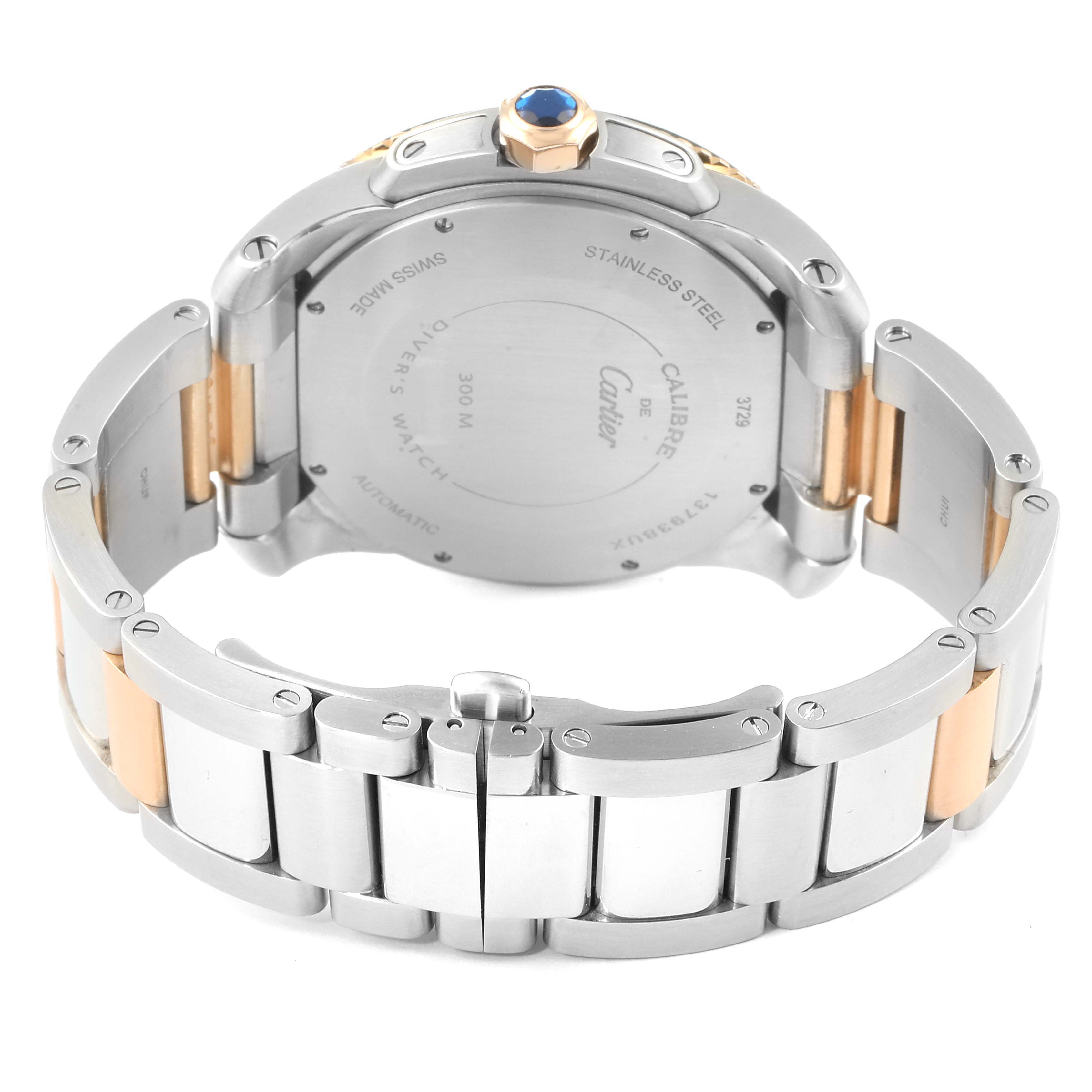 The image shows the back and bracelet of a Calibre de Cartier watch by Cartier, highlighting the case back and double-color metal links.