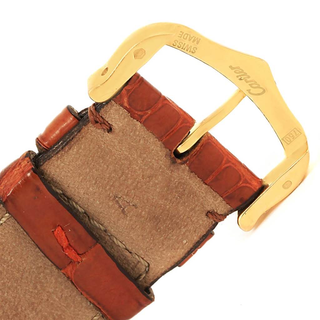 This image shows the brown leather strap and gold buckle of a Cartier Tank Solo W1018855 Men
s Steel and Gold (two tone) Silver Dial W1018855 Men
s Steel and Gold (two tone) Silver Dial, focusing on the buckle mechanism.