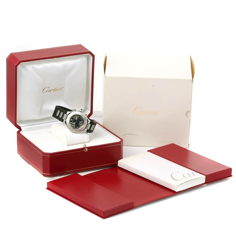 The Cartier Must 21 Chronoscaph W10125U2 Men
s Stainless Steel Black Dial W10125U2 Men
s Stainless Steel Black Dial watch is displayed at an angle inside its open red case, with outer packaging and booklets.