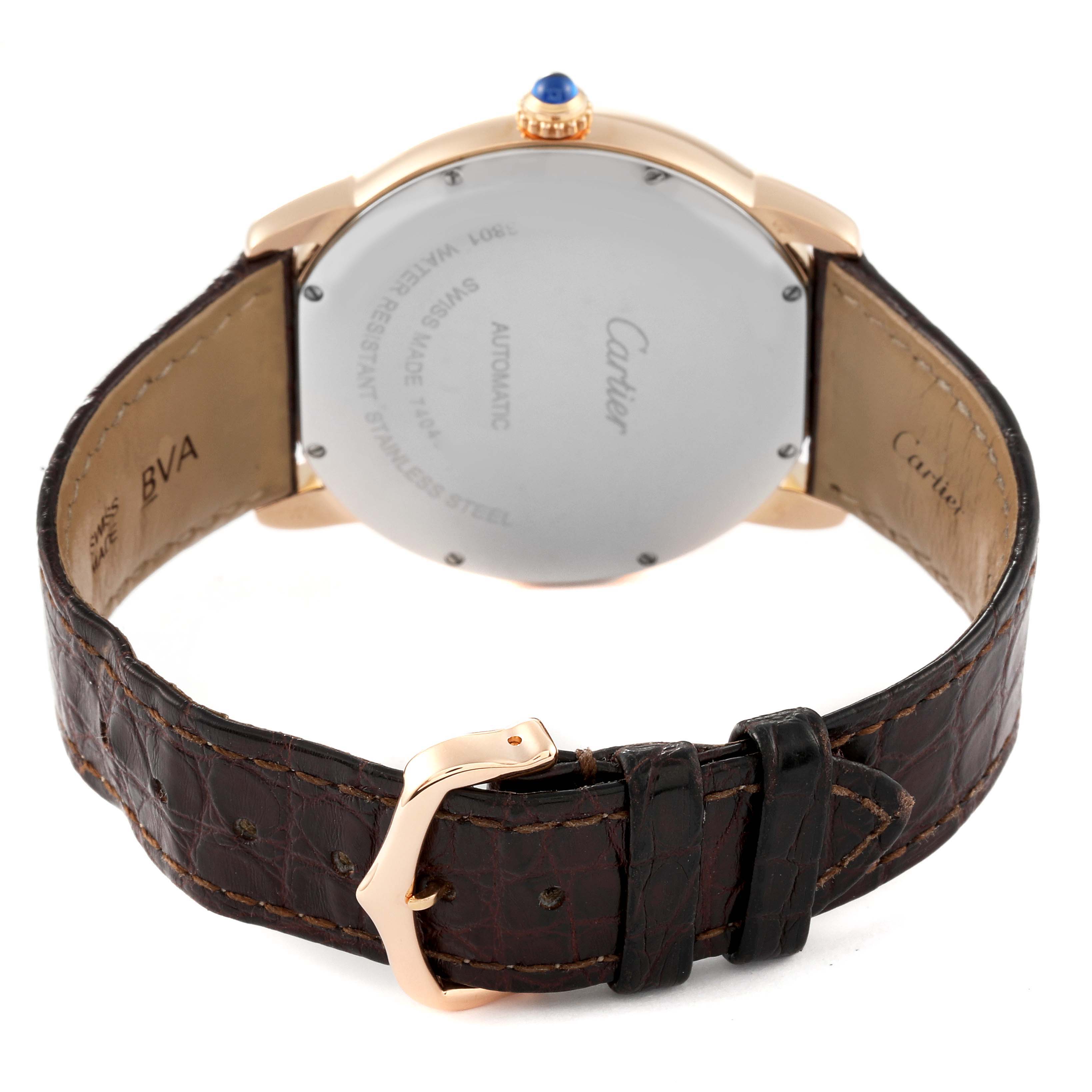 This image shows the back case, crown, and leather strap of a Cartier Ronde W6701009 Men
s Rose Gold Silver Dial W6701009 Men
s Rose Gold Silver Dial model watch from a rear angle.