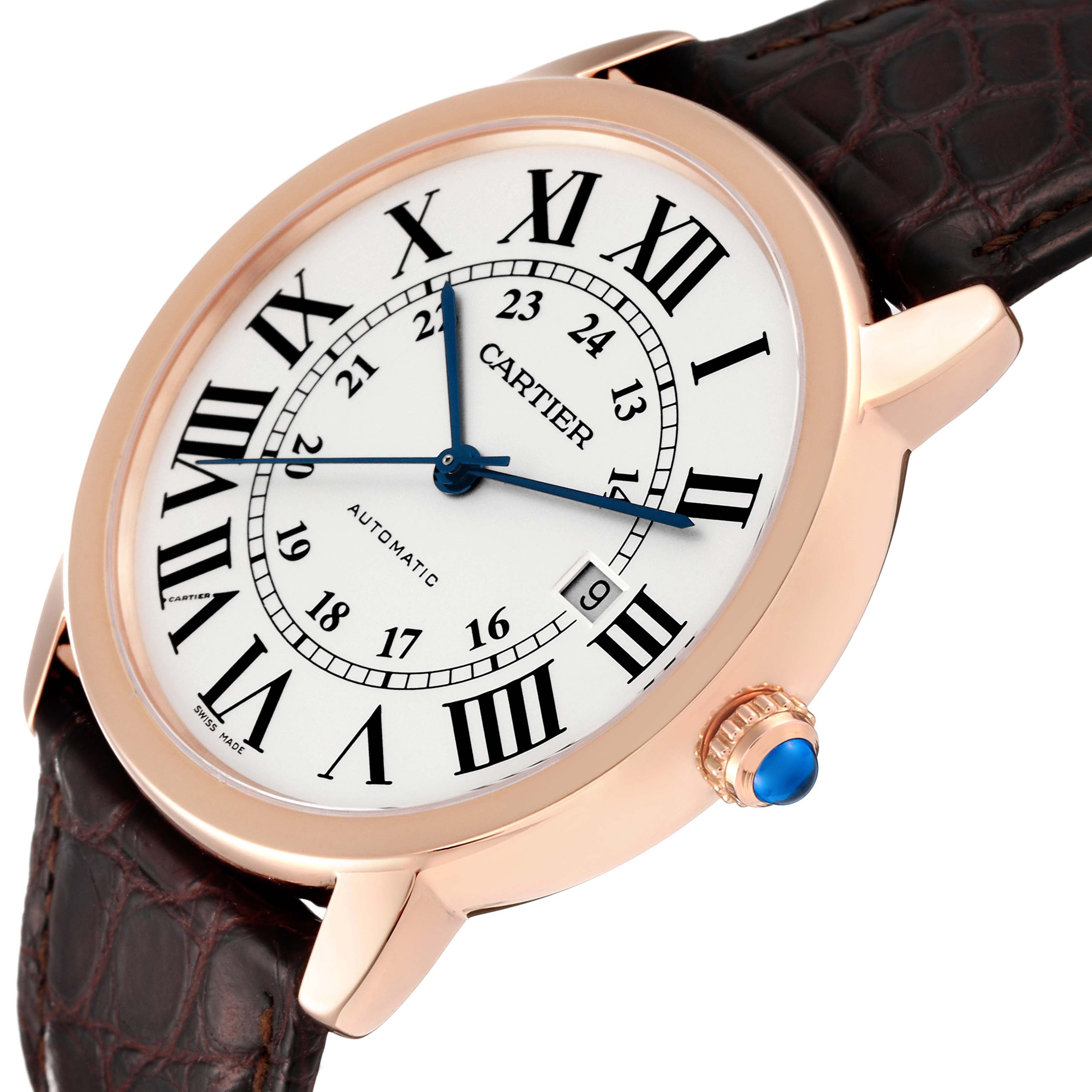 This image shows a Cartier Ronde W6701009 Men
s Rose Gold Silver Dial W6701009 Men
s Rose Gold Silver Dial model watch from an oblique angle, highlighting the face, hands, date window, and part of the strap.