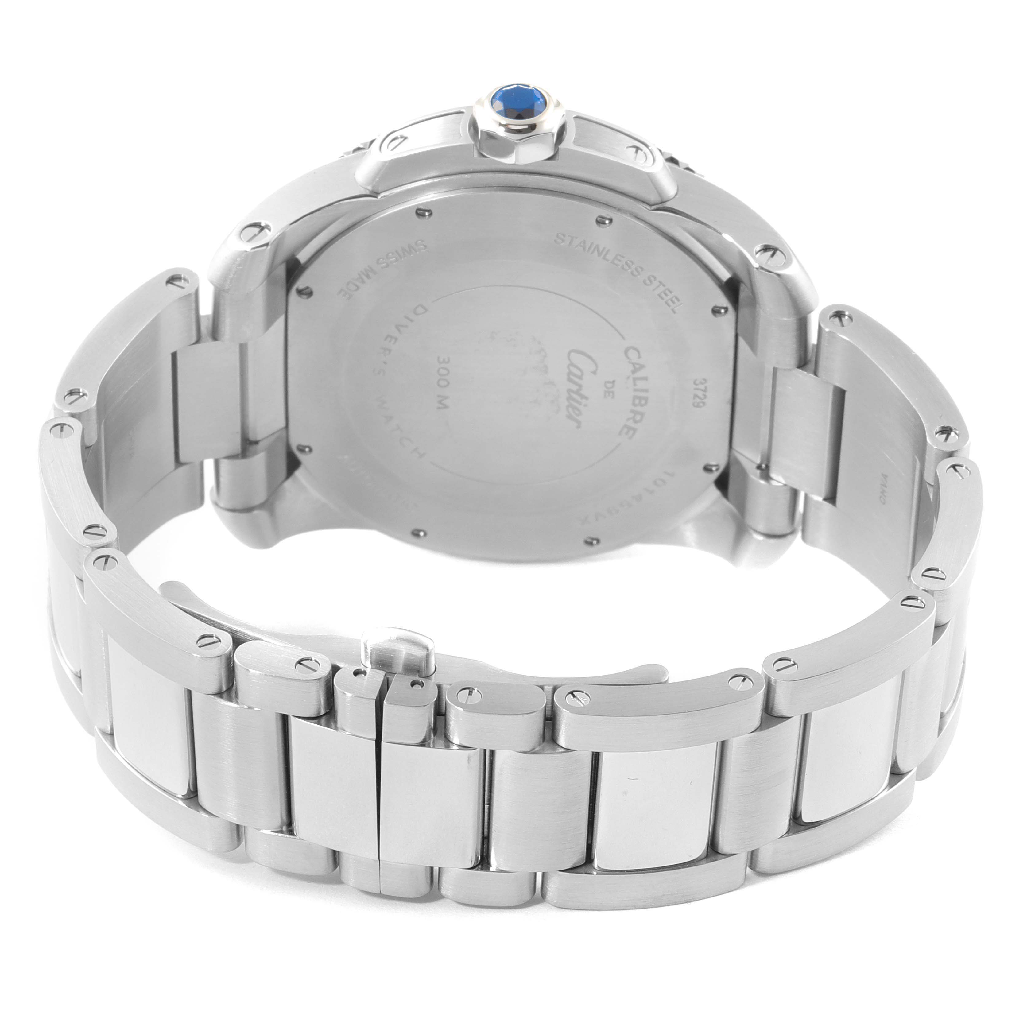 The image shows the back and bracelet of a Calibre de Cartier watch by Cartier, displaying the case back and part of the metal strap.