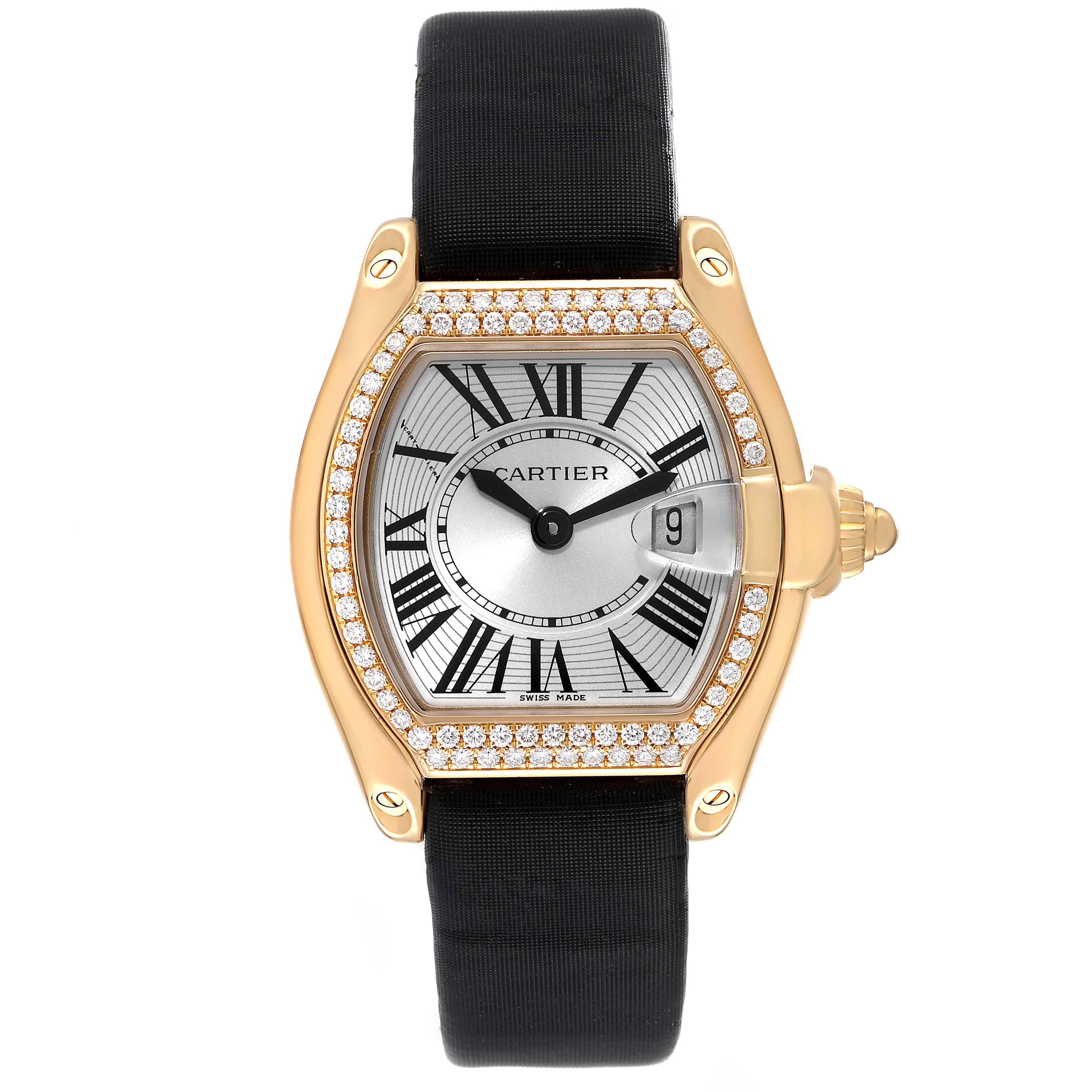 The Cartier Roadster WE500160 Women
s Yellow Gold Silver Dial WE500160 Women
s Yellow Gold Silver Dial watch is shown from the front, highlighting its face, bezel, strap, and date indicator.