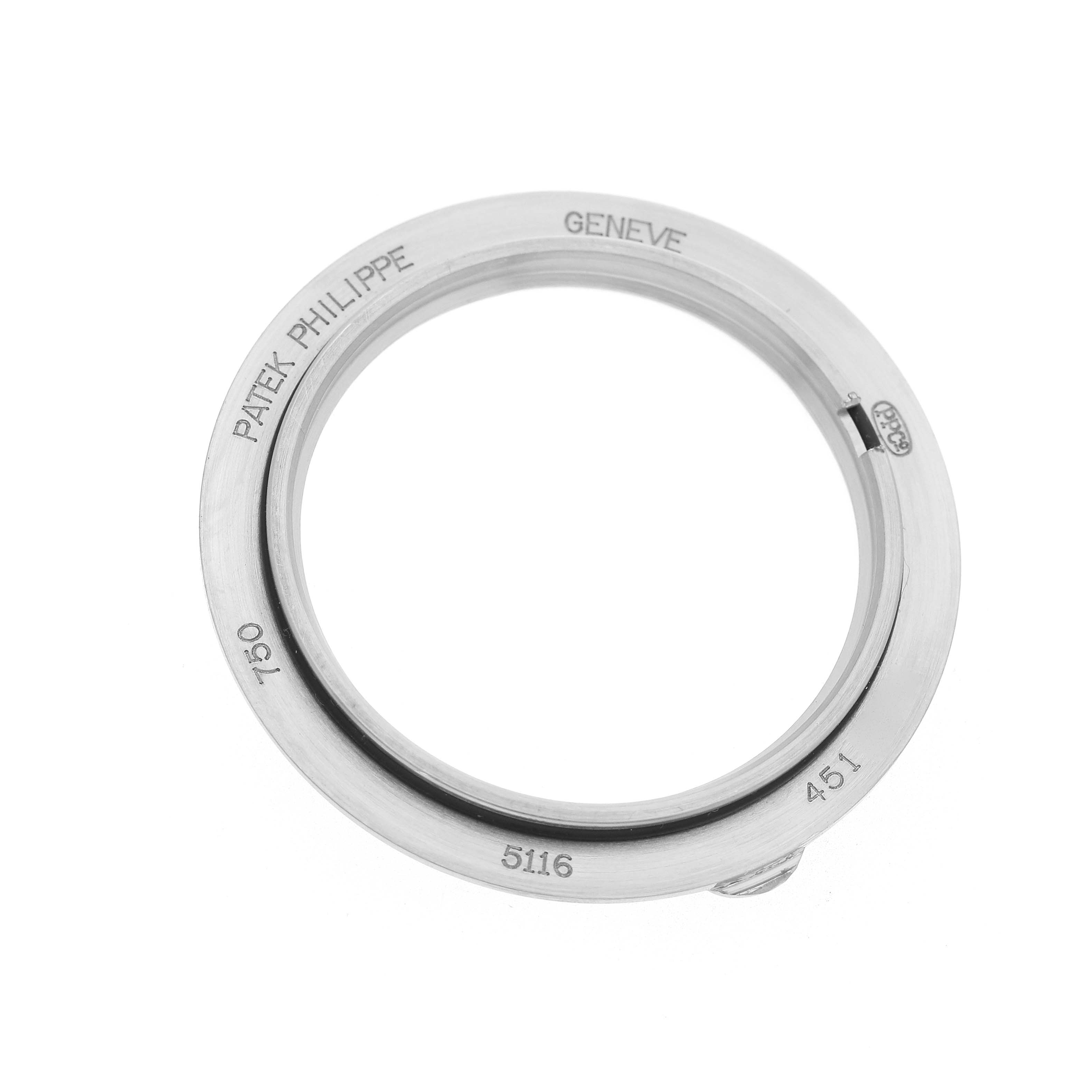 The image shows a ring from the Calatrava by Patek Philippe, viewed from above, highlighting engravings and metal markings.