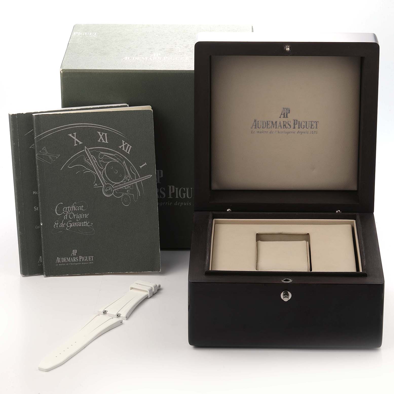 The image shows a Royal Oak Offshore box, a booklet, and a white strap by Audemars Piguet.