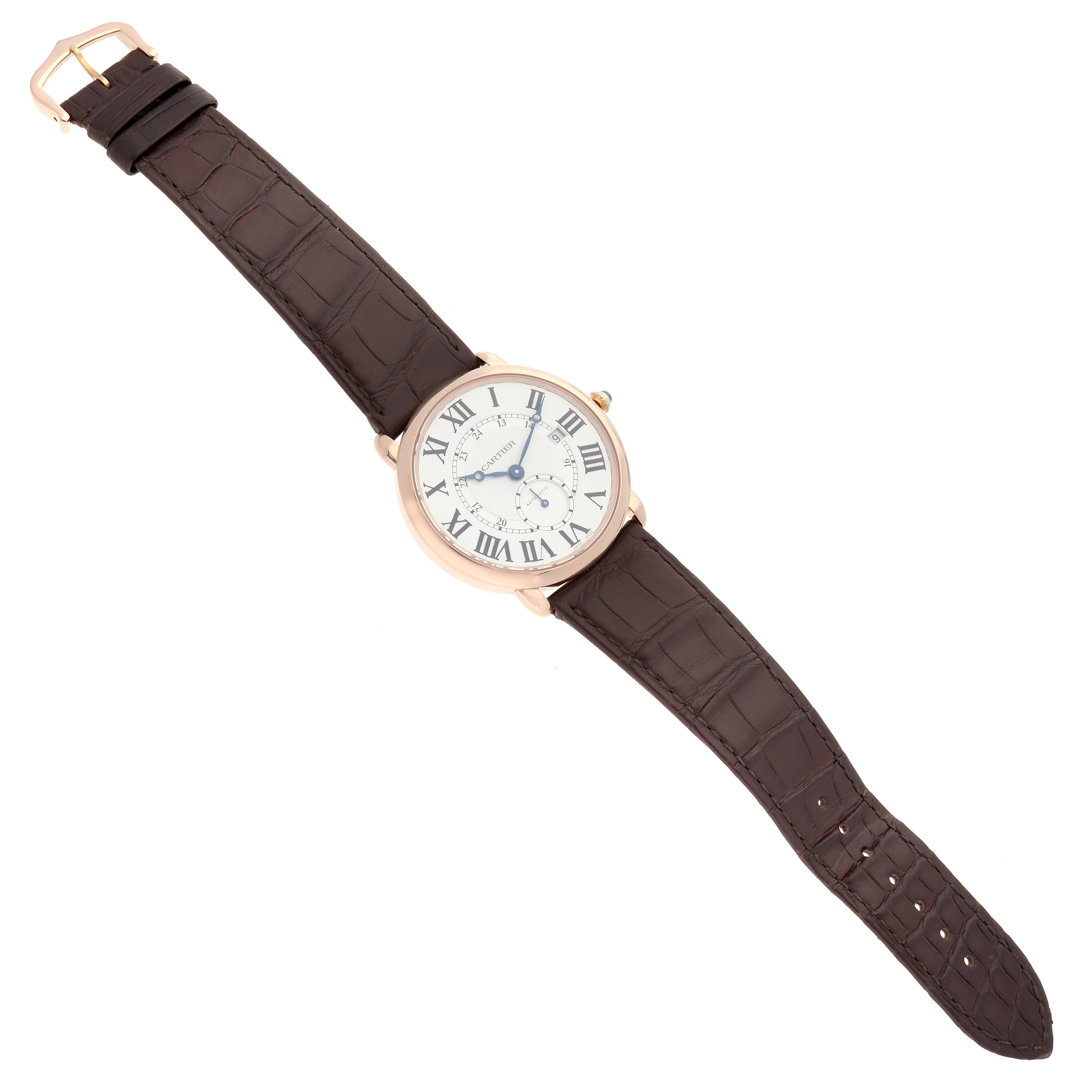 The Cartier Ronde W6801005 Men
s Rose Gold Silver Dial W6801005 Men
s Rose Gold Silver Dial watch is displayed at a slight angle, showing its round face, Roman numerals, hands, and brown leather strap.