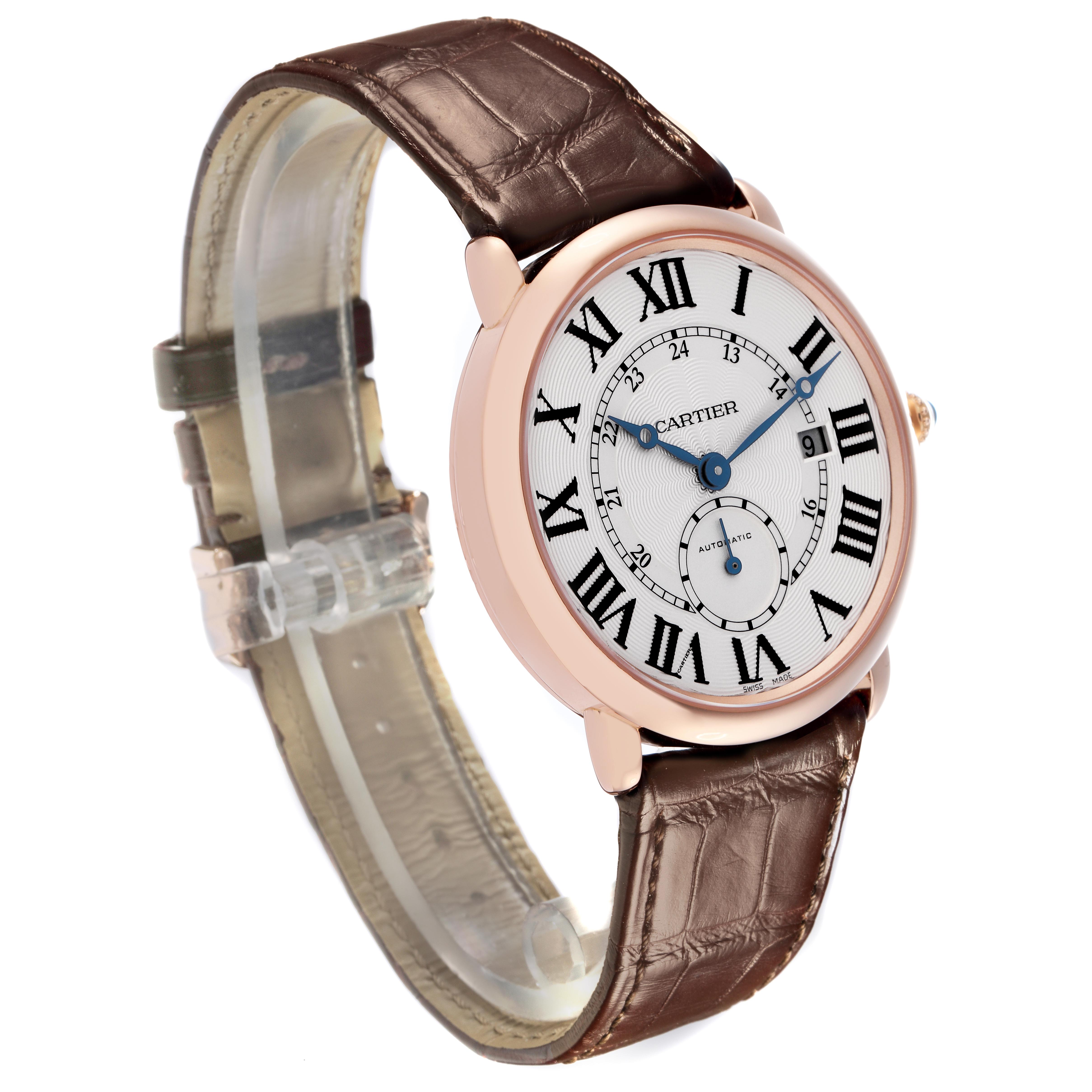 The Cartier Ronde W6801005 Men
s Rose Gold Silver Dial W6801005 Men
s Rose Gold Silver Dial watch is shown at a three-quarter angle, displaying the face and the brown leather strap.