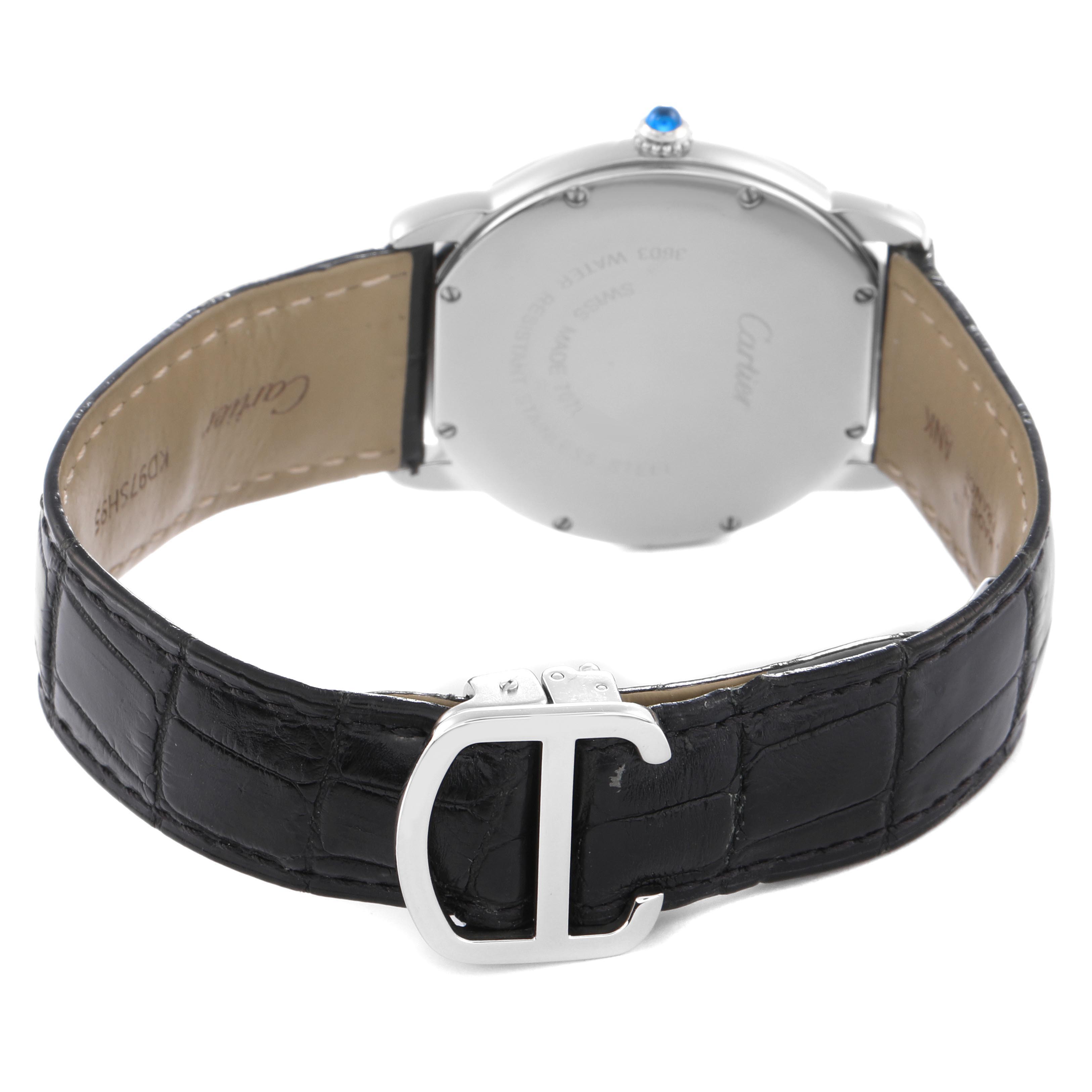 The image shows the back of a Cartier Ronde W6700255 Men
s Stainless Steel Silver Dial W6700255 Men
s Stainless Steel Silver Dial model watch, highlighting the clasp and leather strap.